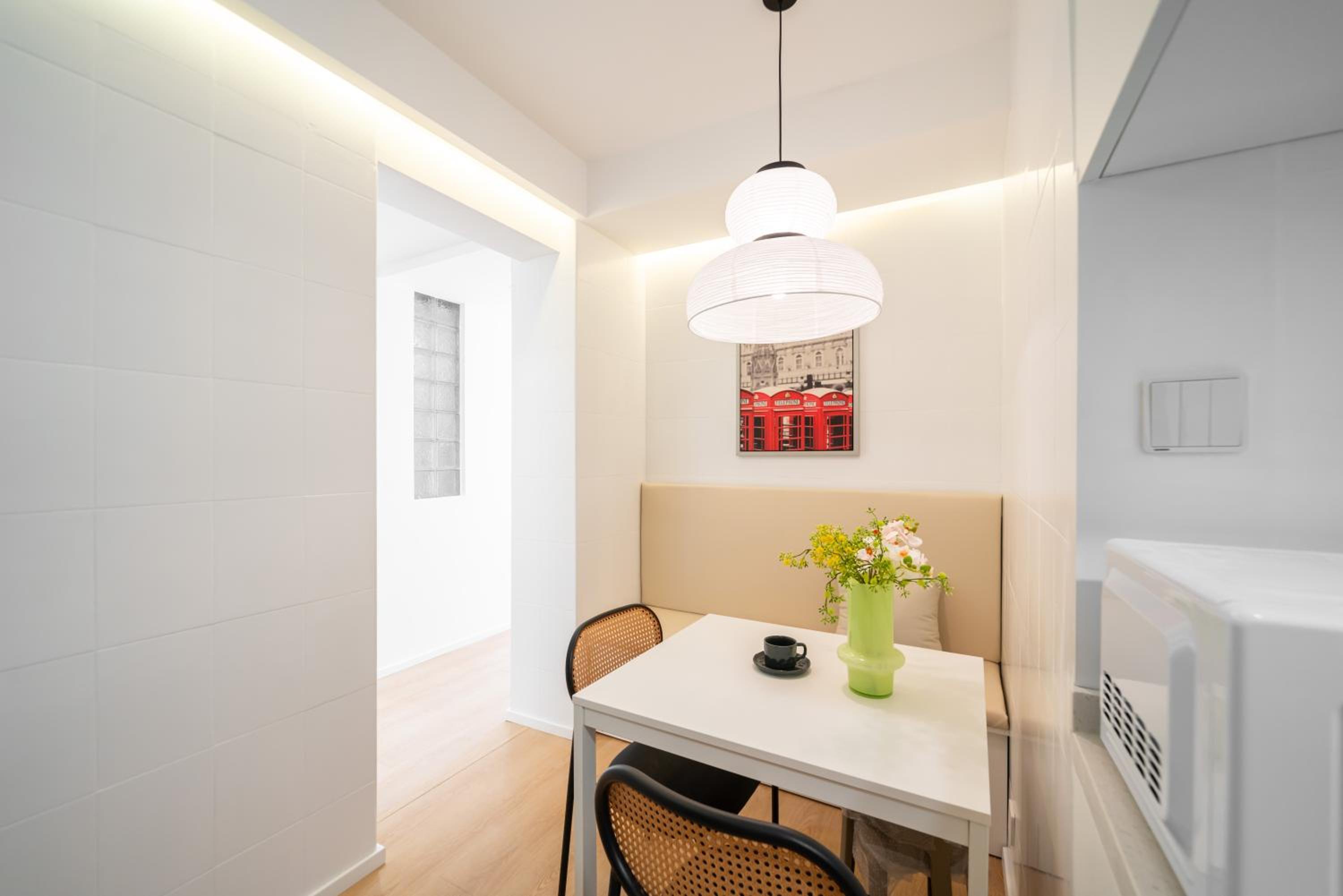 Yi Du Home with City View-110m from Jiashan Rd Metro -Easy Reach to Tianzifang - Credit Cards Accepted