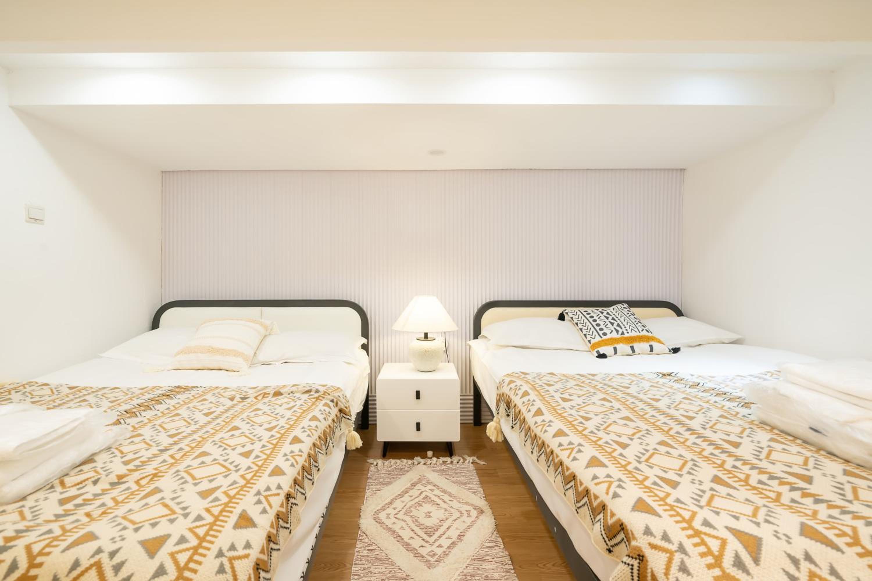 Shanghai Downtown Yi Du B&B - Near South Shaanxi Road Metro Station 600meters