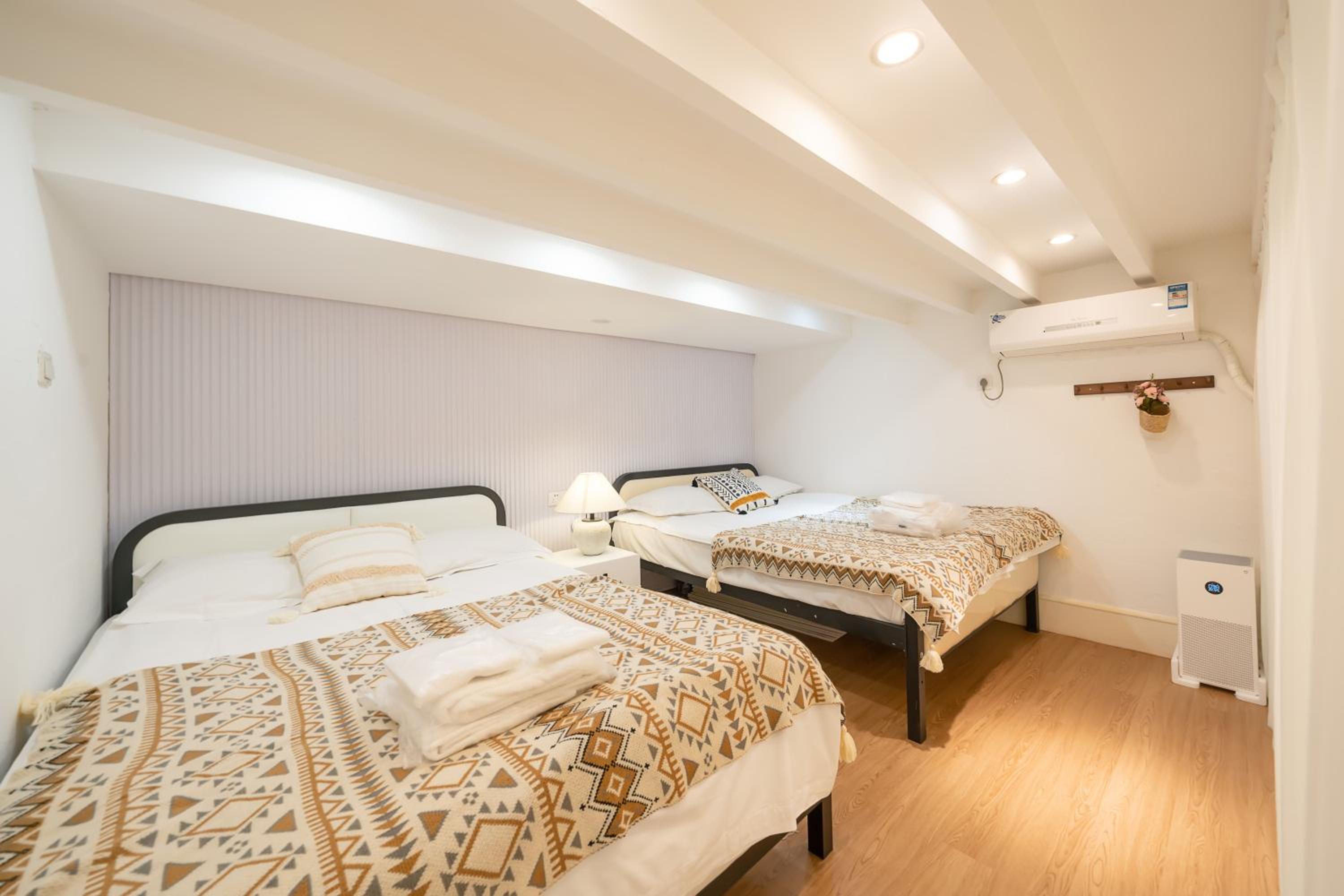 Shanghai Downtown Yi Du B&B - Near South Shaanxi Road Metro Station 600meters