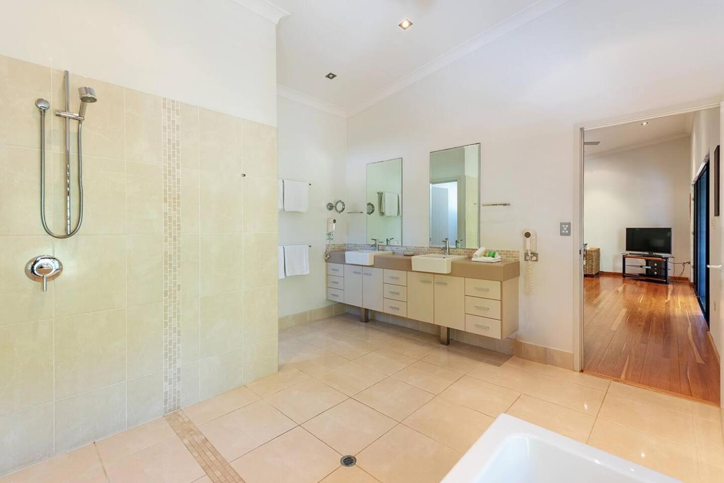 Bramston on the Beach - A Private Poolside Oasis