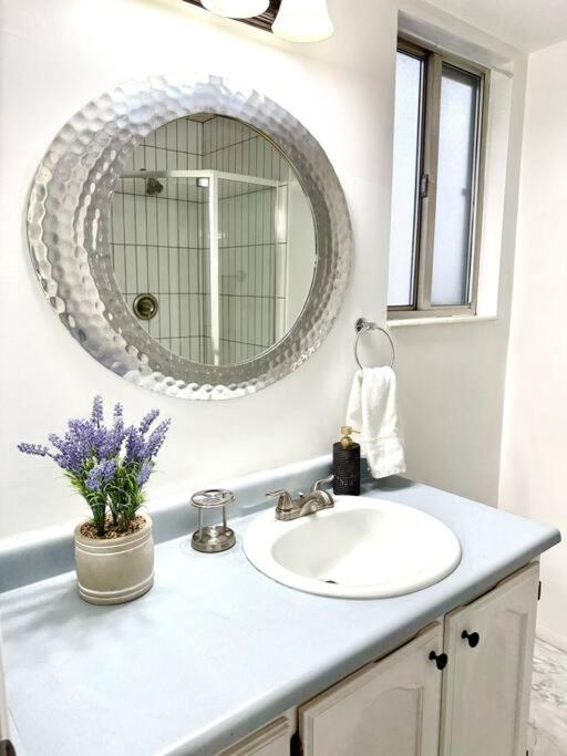 Spacious Sandy Home with Hot Tub & Game room near Ski resorts Park City & Down Town view 4