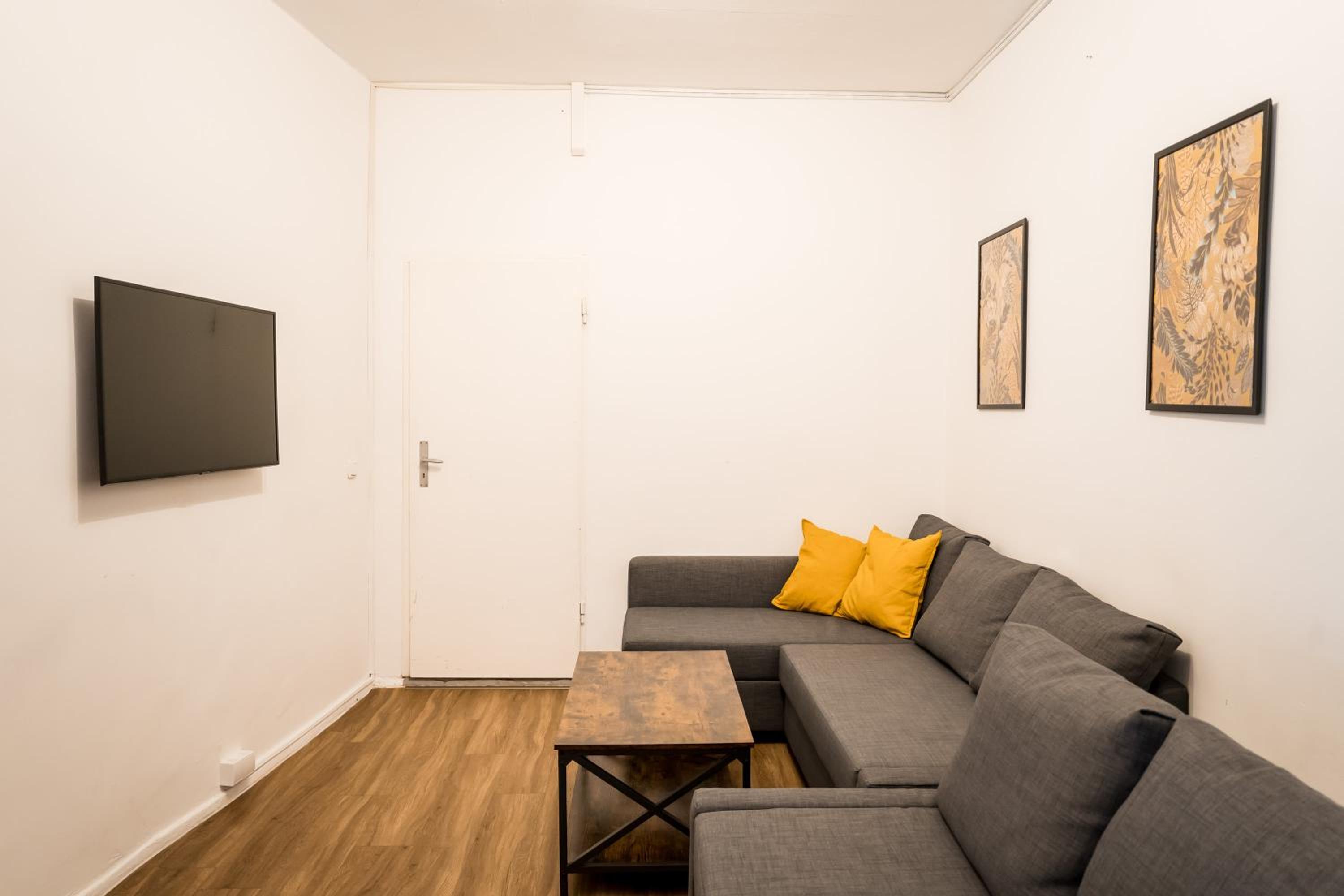 Three Bedroom plus big kitchen plus SelfCheckIn plus Street Parking