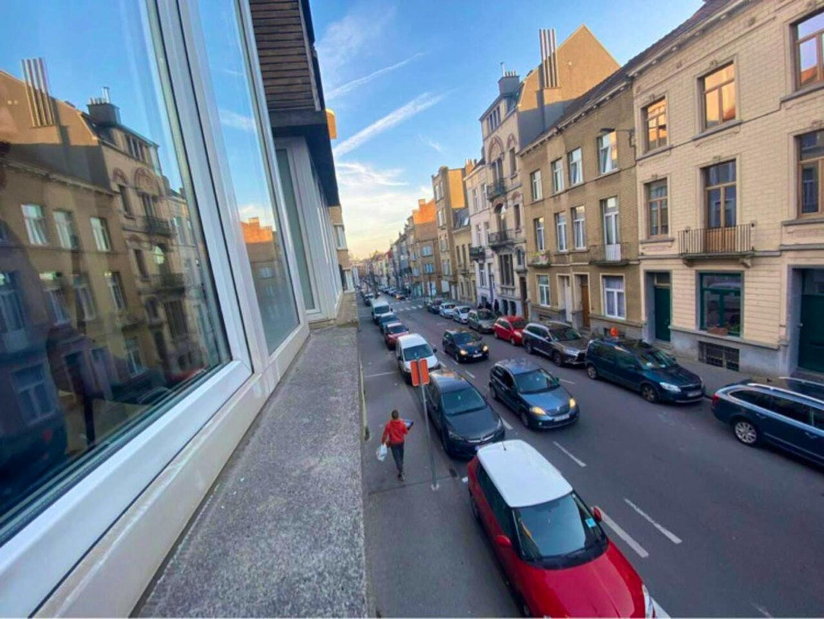 Modern Apartment in Molenbeek-Saint-Jean / 77 m² / Parking