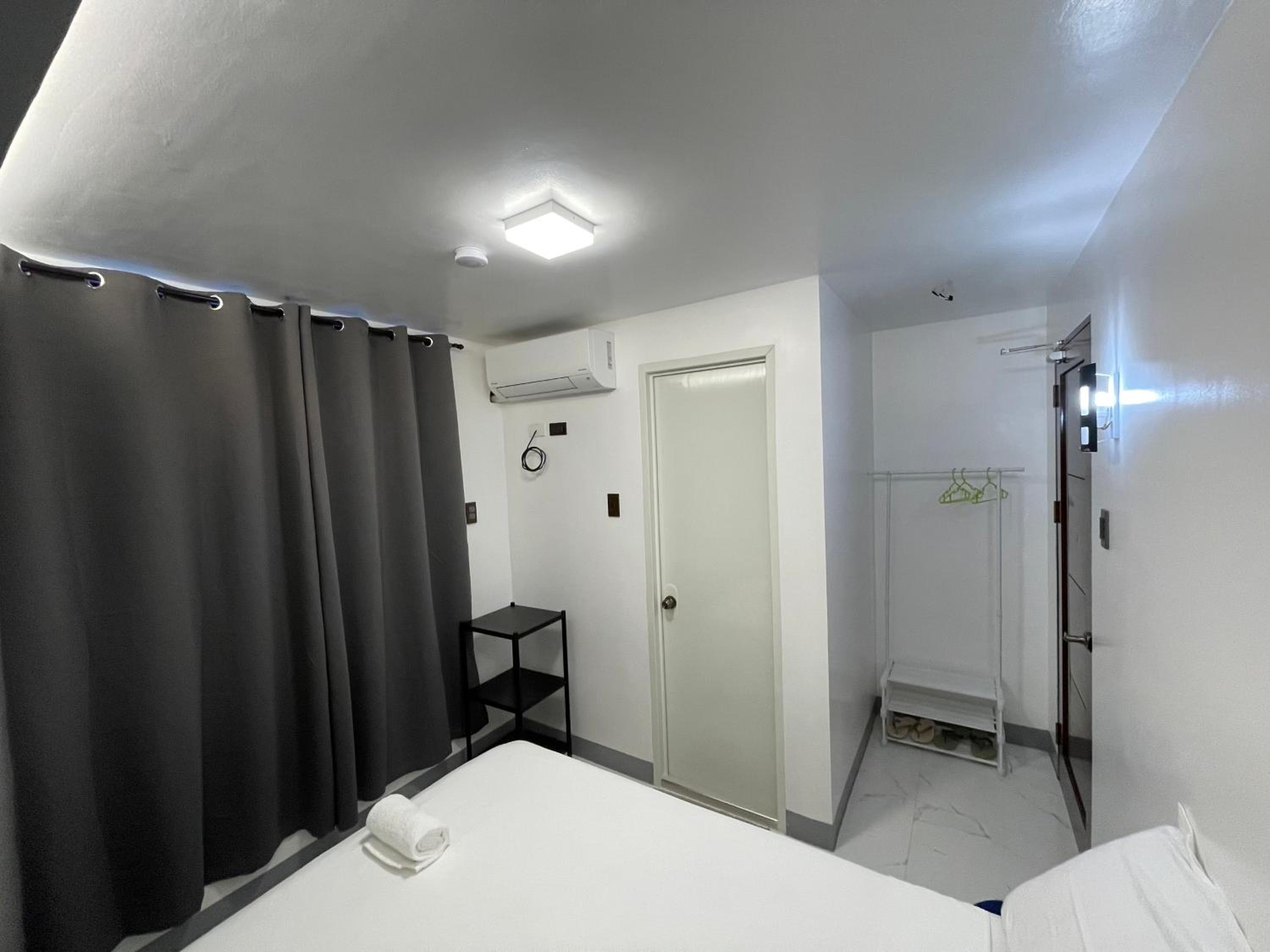 SHOWMECAS Alley Stay