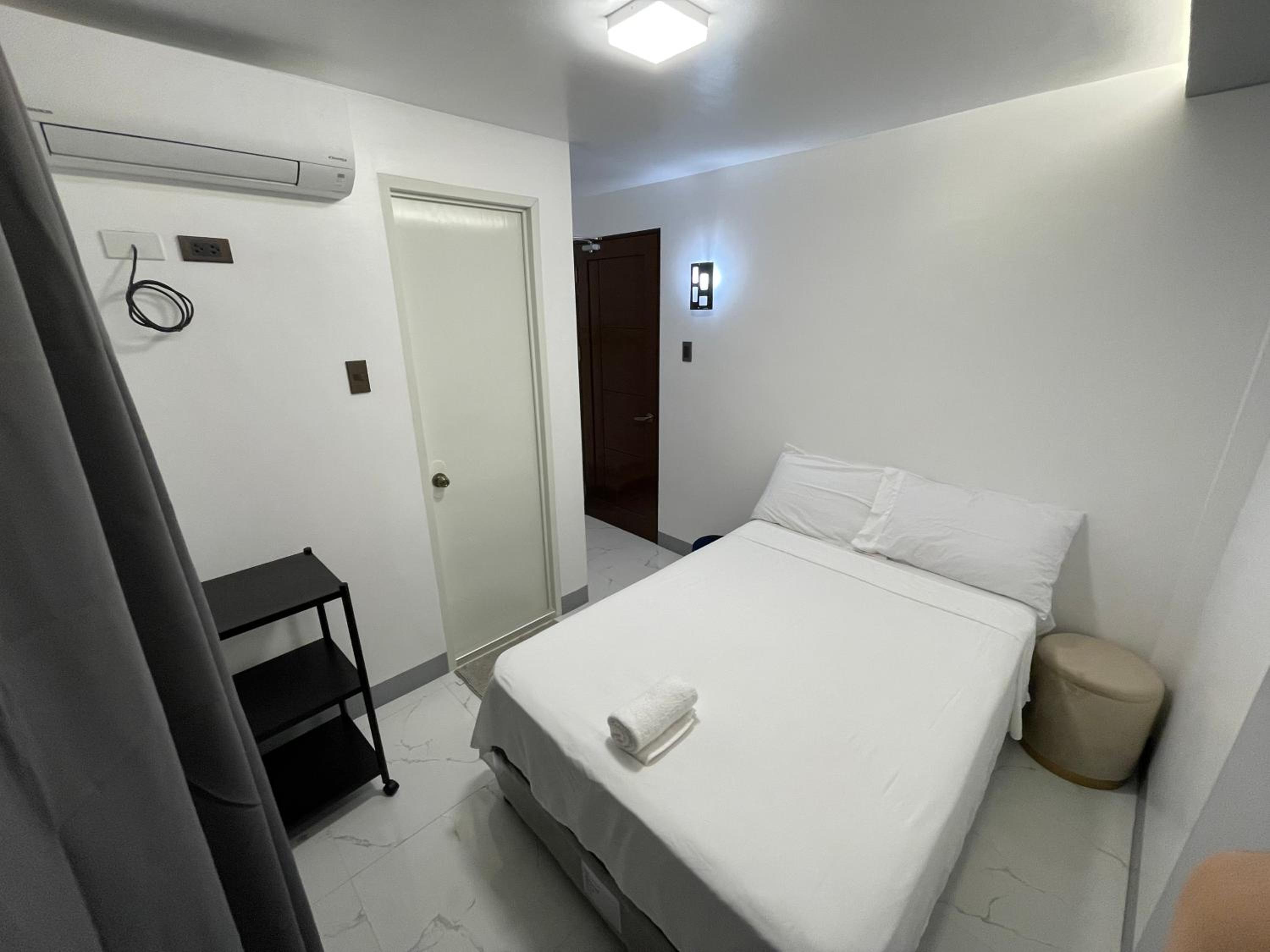 SHOWMECAS Alley Stay