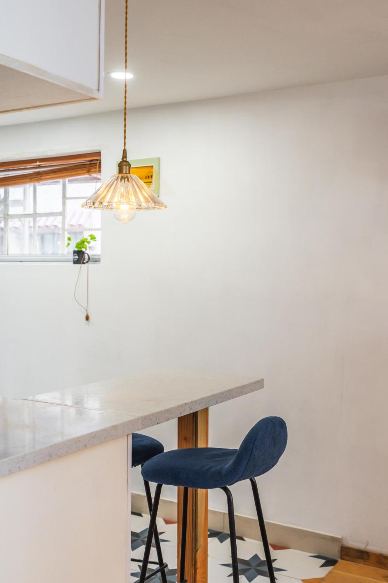 Shanghai Hills& Art Suite 17 - Near Line 1, 10 & 12 South Shanxi Road Metro