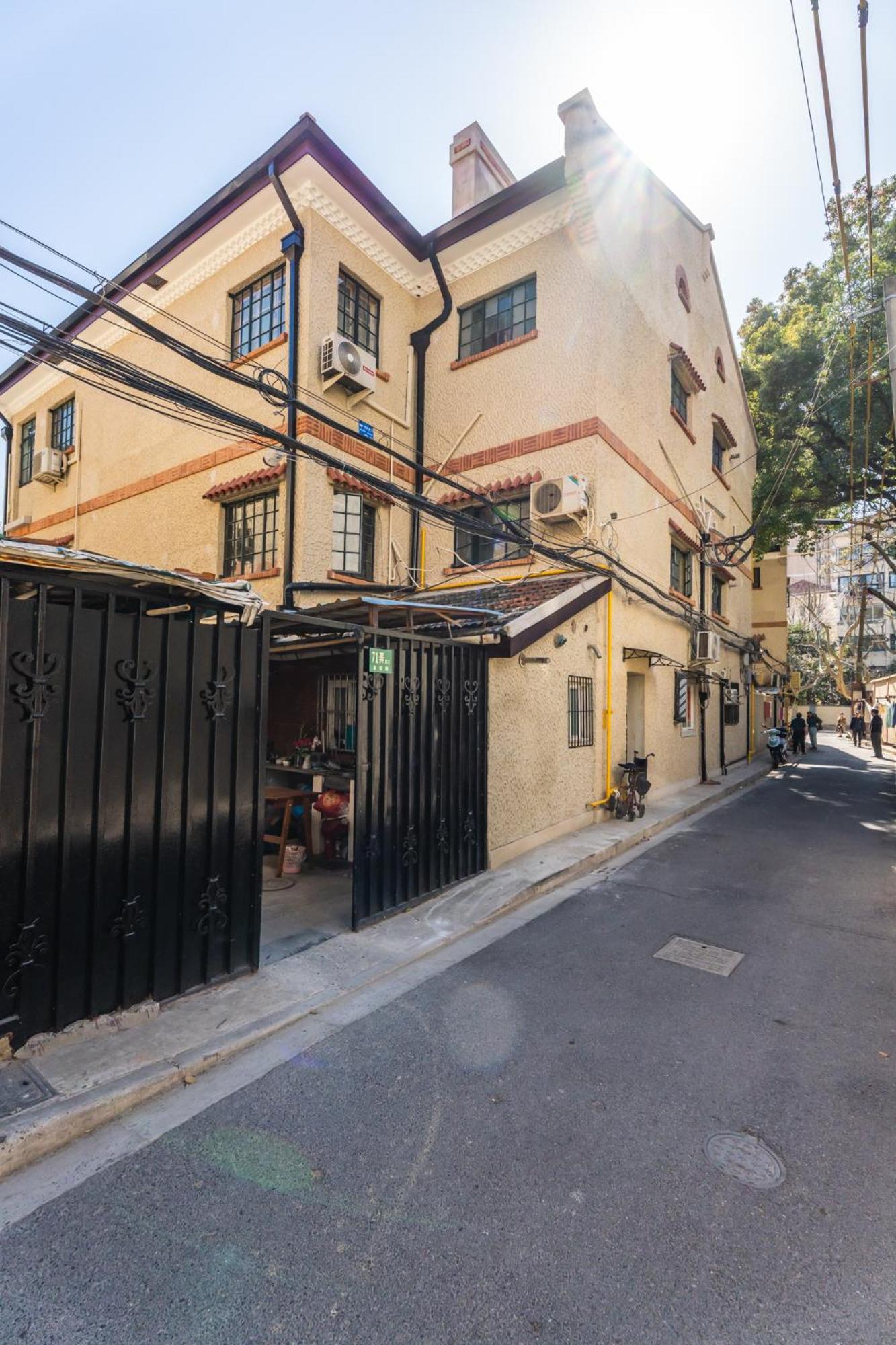 Shanghai Hills& Art Suite 17 - Near Line 1, 10 & 12 South Shanxi Road Metro