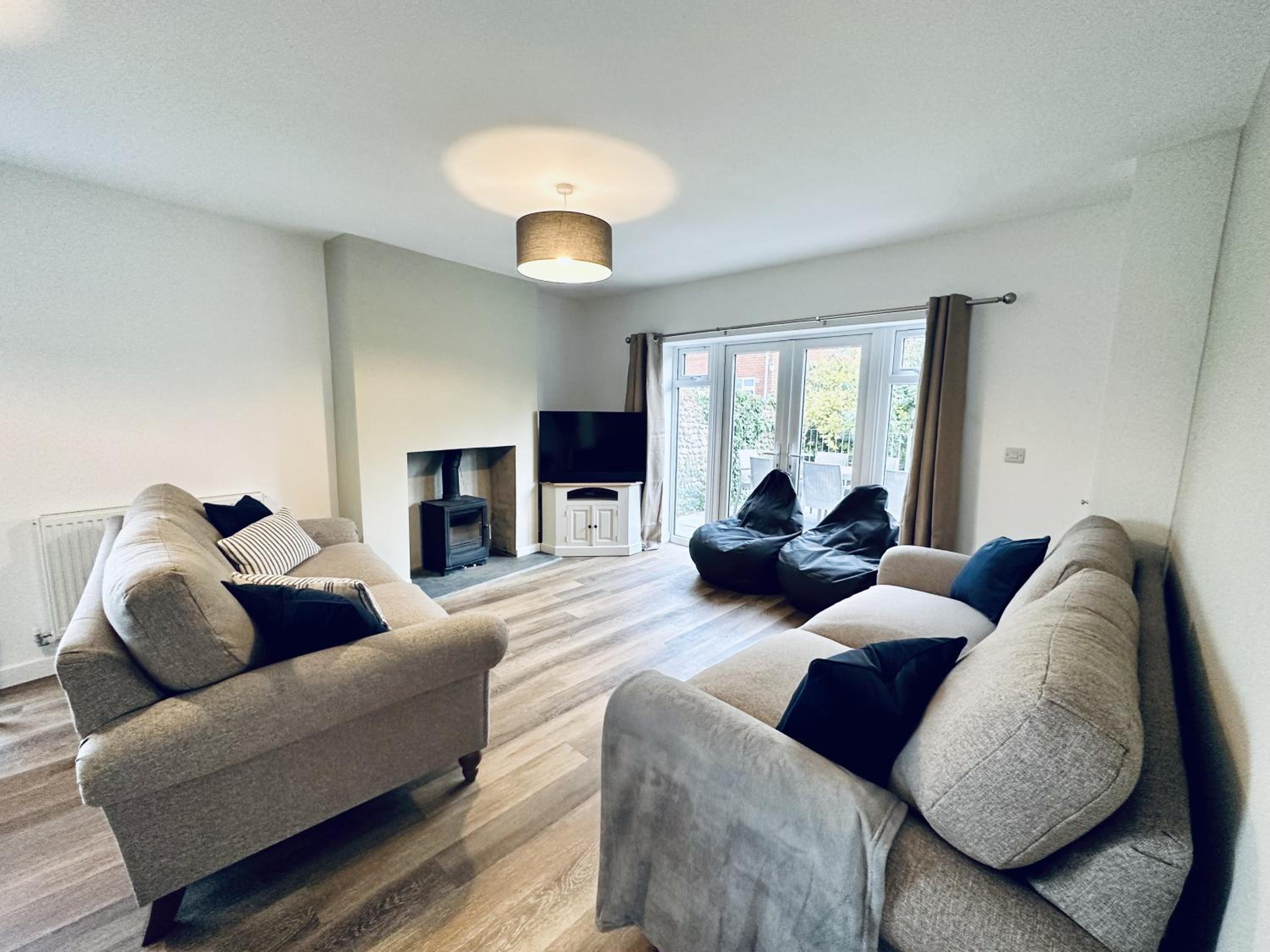Bromholme Cottage Bacton - Sleeps 10, hot tub, close to beach view 5