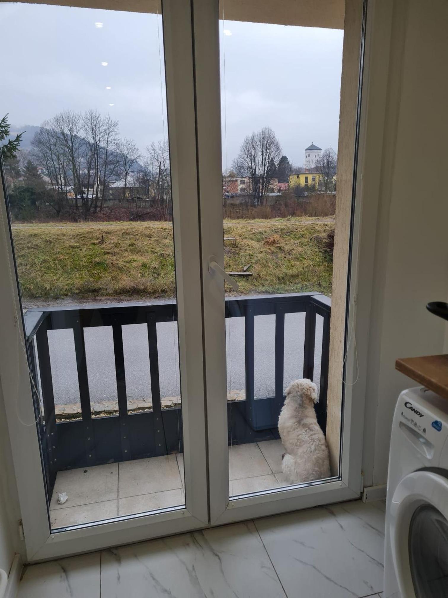 Dom pri rieke s parkovaním