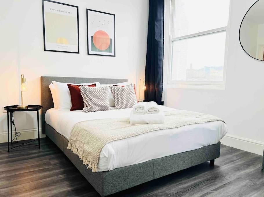 Archway Station Studios - Double bed view 2