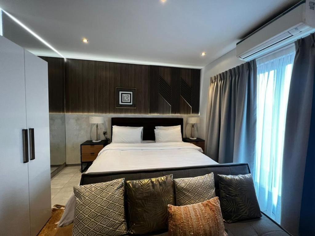 The signature studio premium (I) view 2