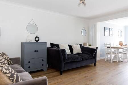 Charming Bolthole 400m to Beach view 3