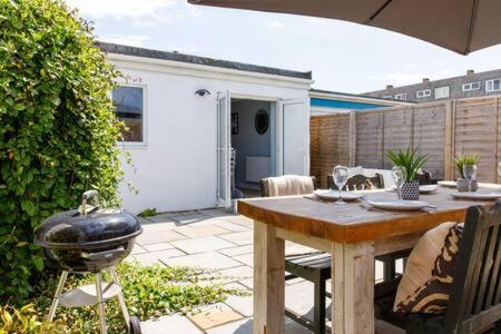 Charming Bolthole 400m to Beach view 4