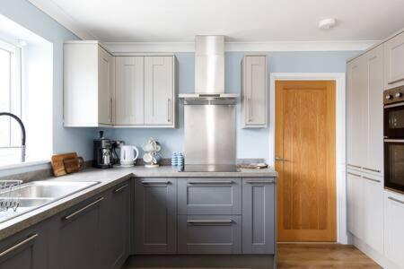 Charming Bolthole 400m to Beach view 5