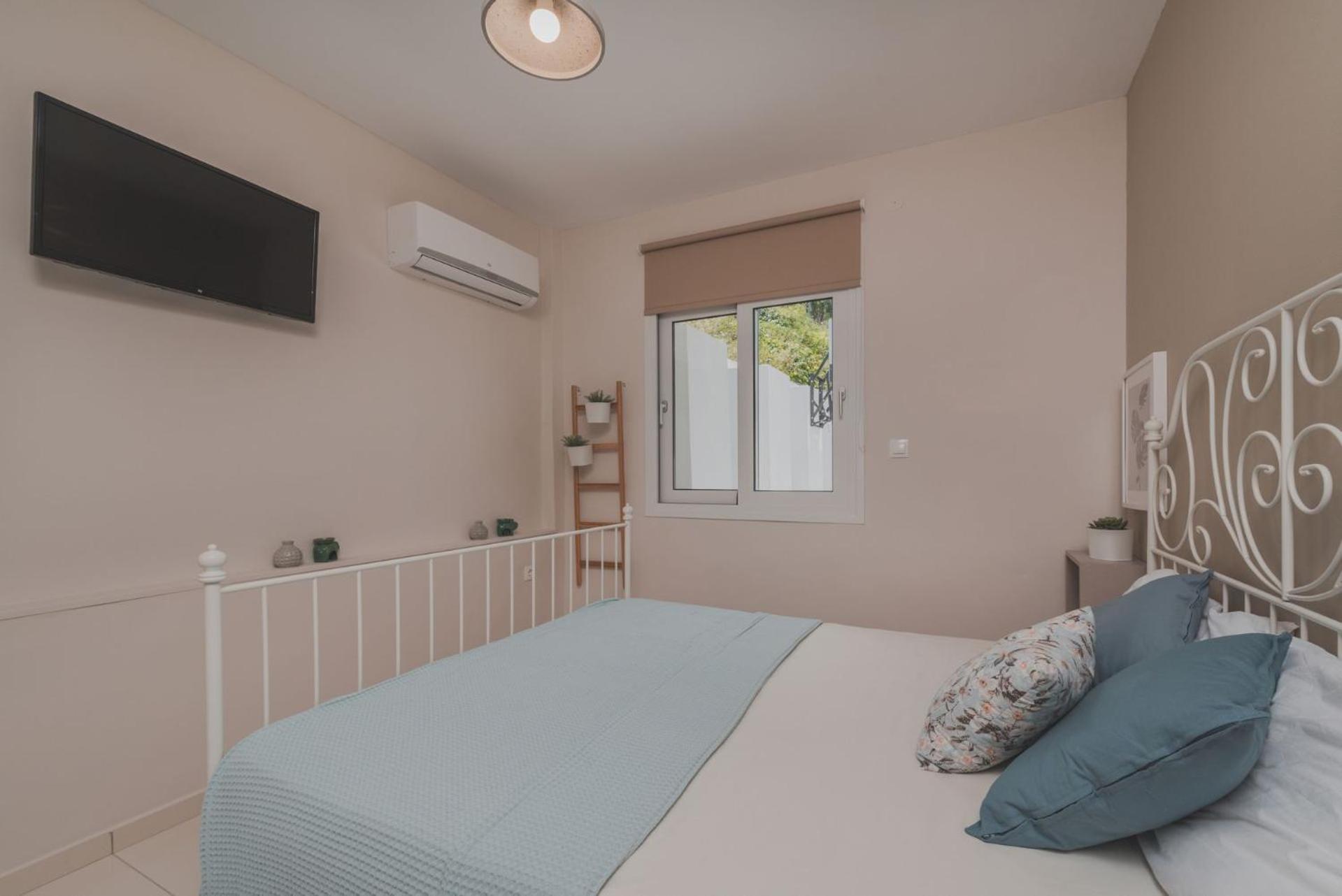 Superb Argassi Villa - 2 Bedrooms - Villa Siesta - Great Sea Views - Close to Beach and Amenities photo 2