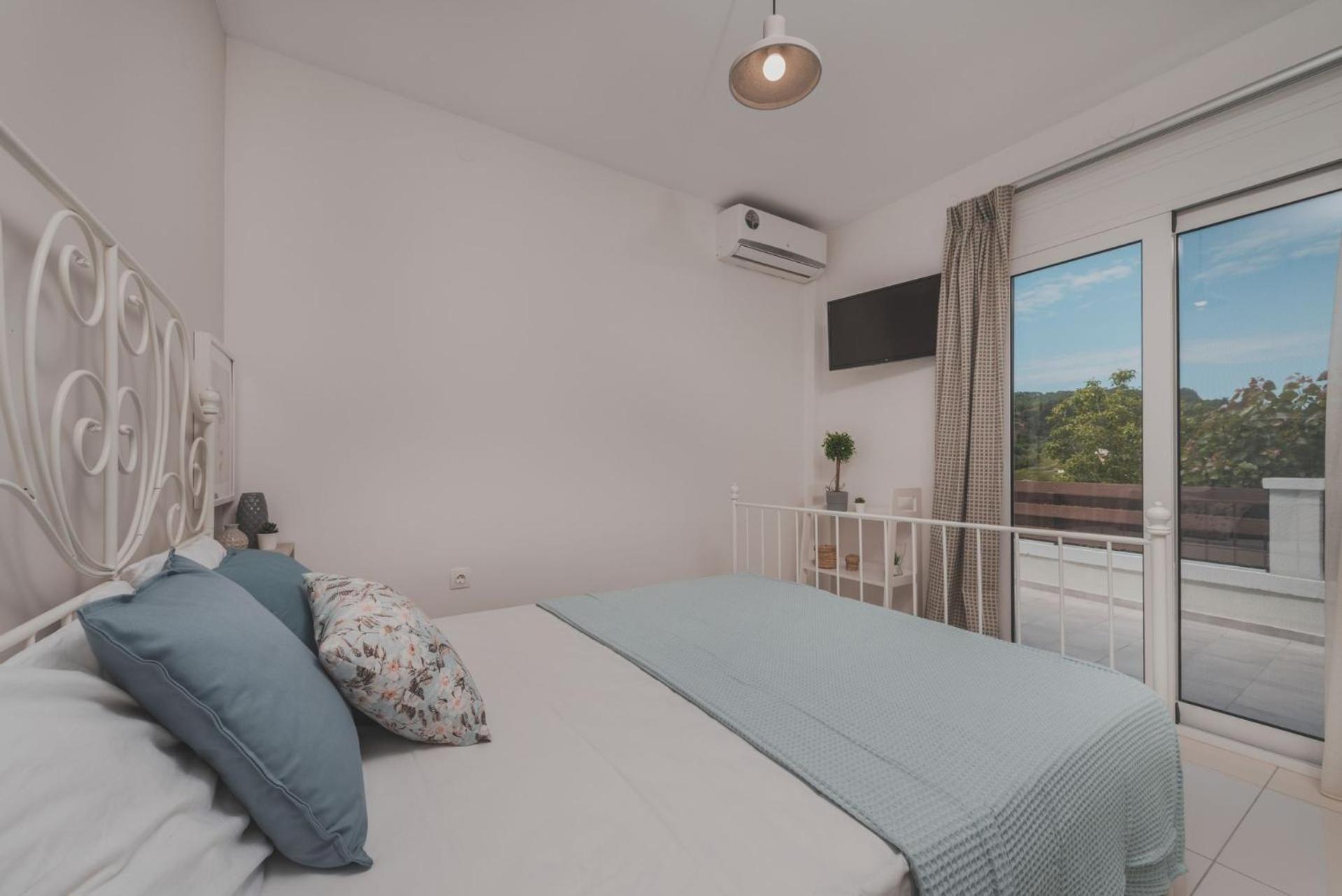 Superb Argassi Villa - 2 Bedrooms - Villa Siesta - Great Sea Views - Close to Beach and Amenities photo 3