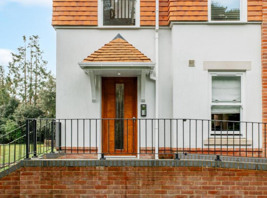 New Ground floor apartment, 4 mins walk to beach view 3