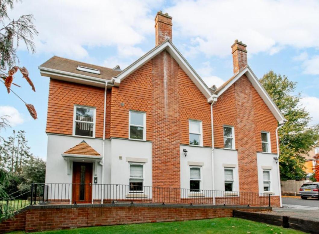 New Ground floor apartment, 4 mins walk to beach view 2