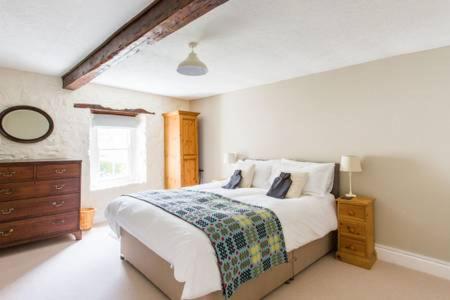 Simple Luxury in Brecon Beacons Village House view 5