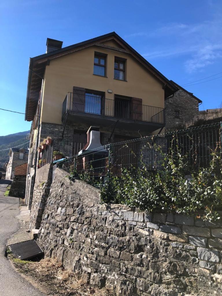 LA CASA AMARILLA