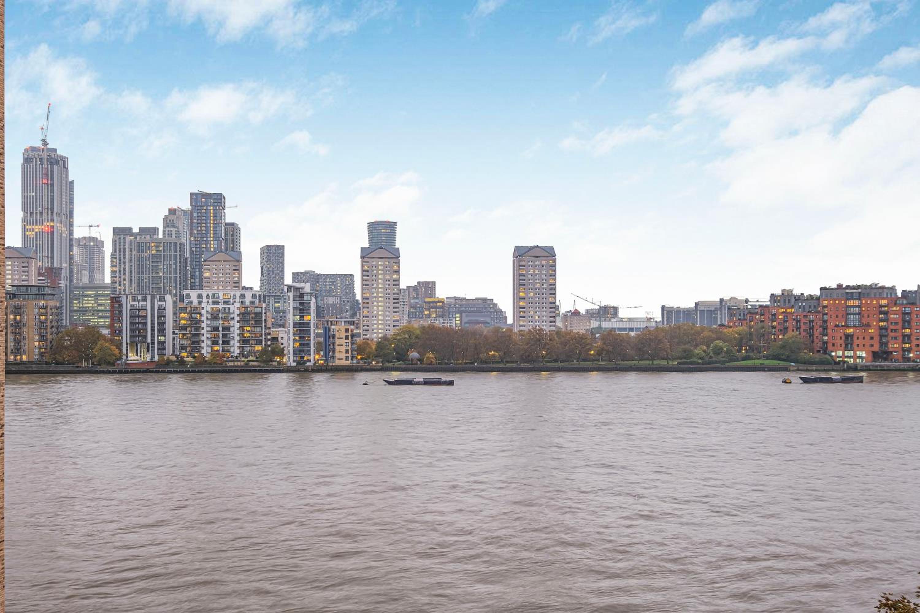 Riverside 3BR with Easy Transport 20mins to City Centre