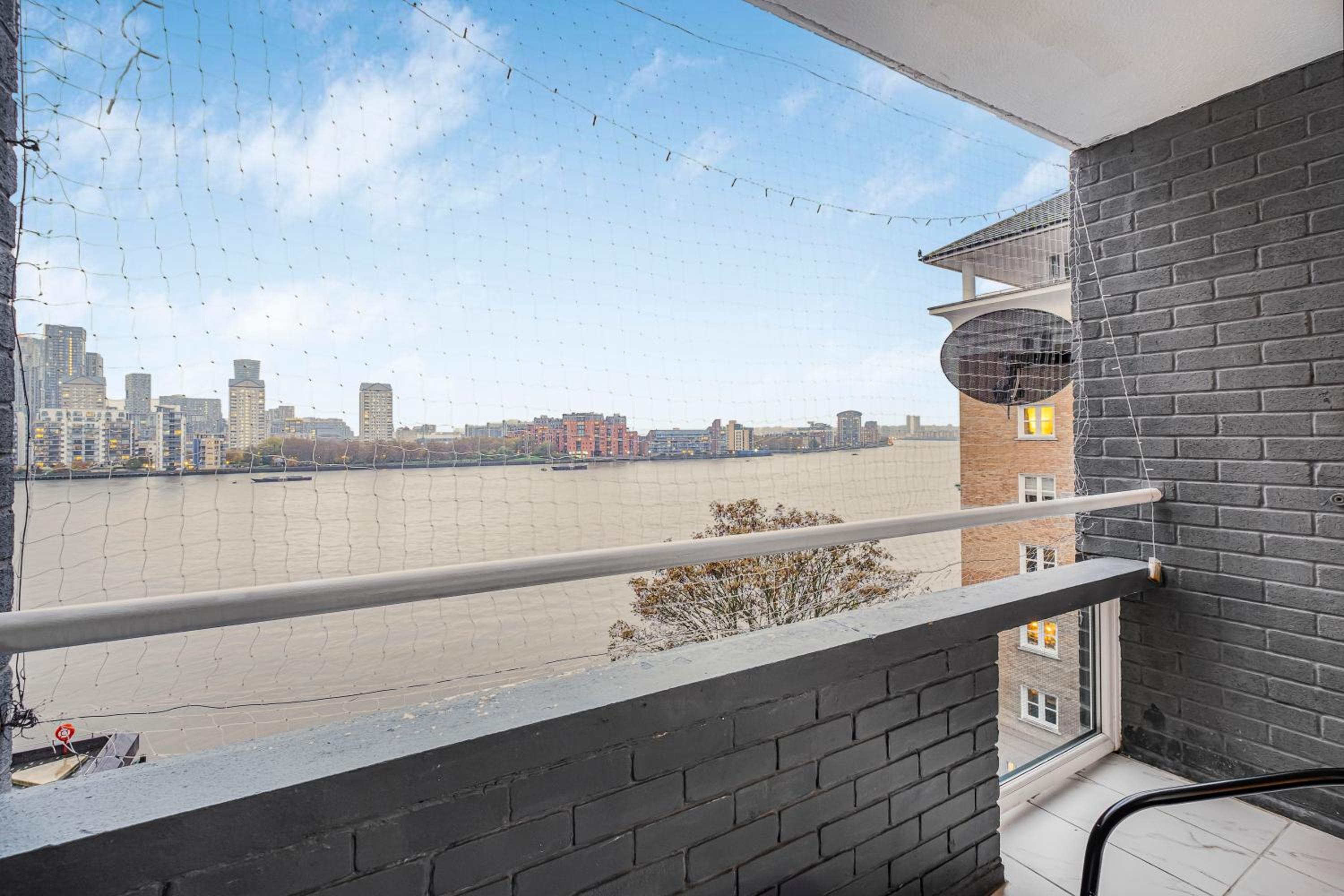 Riverside 3BR with Easy Transport 20mins to City Centre