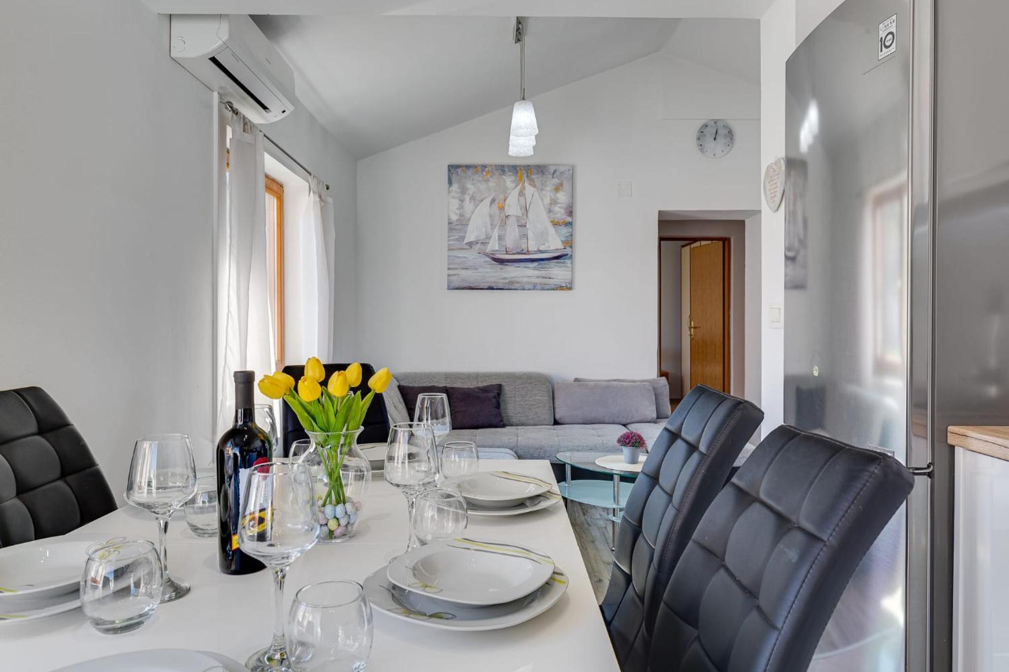 Sunny apartment Eni