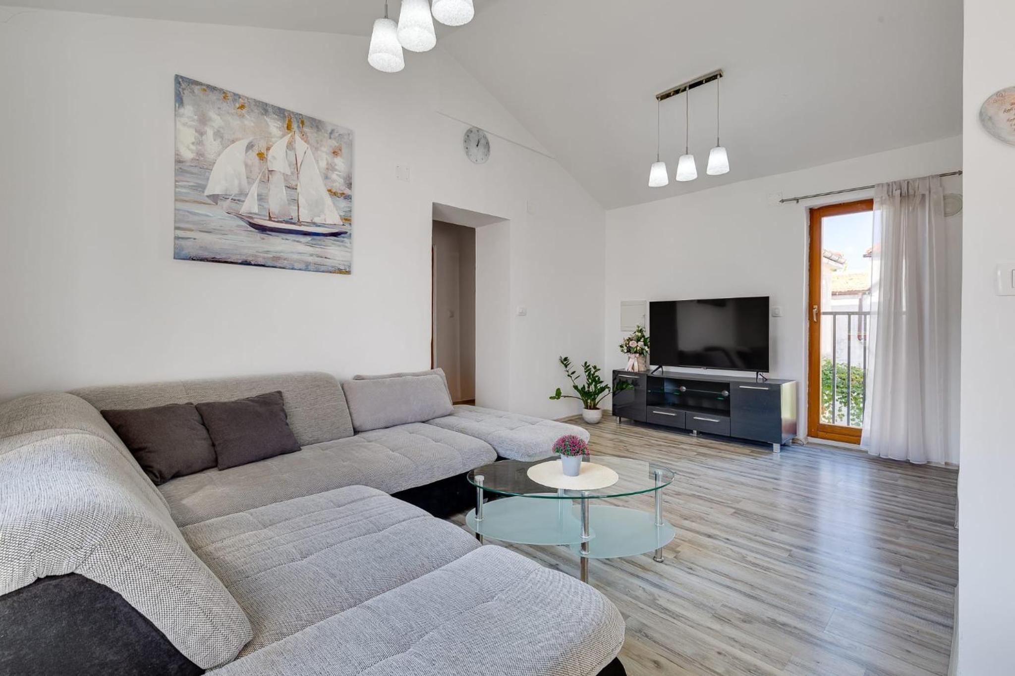 Sunny apartment Eni