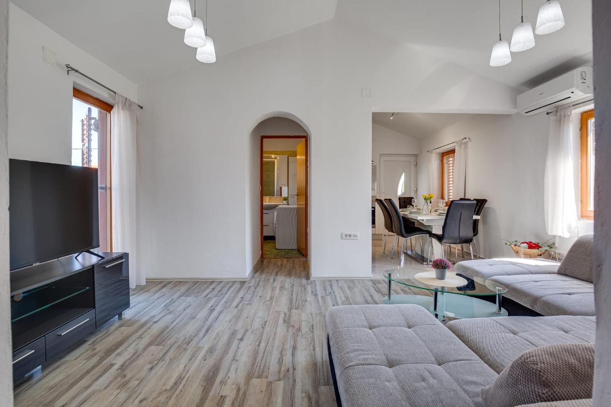 Sunny apartment Eni
