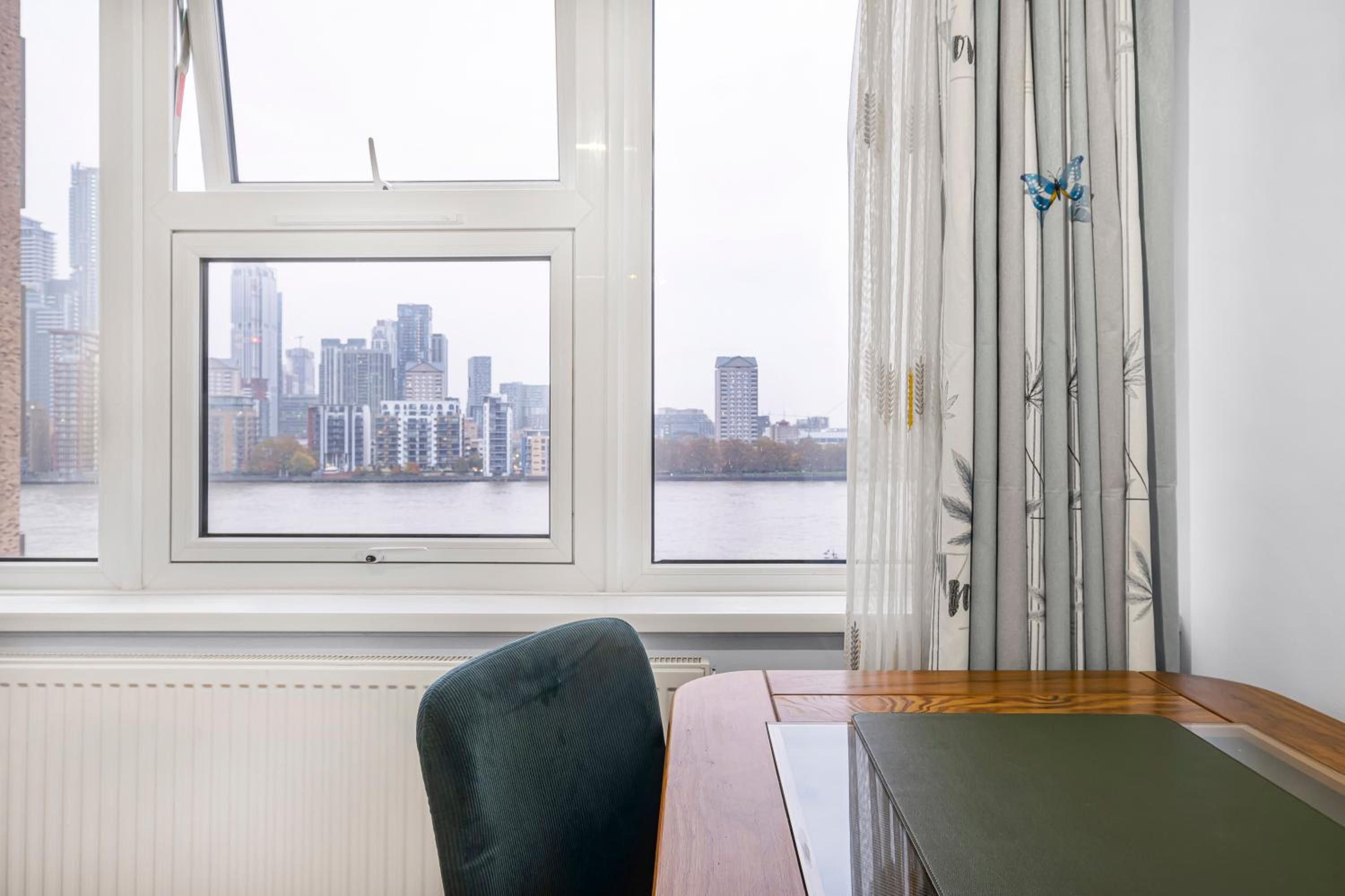 Stunning Massive Bedroom +Direct Thames River View