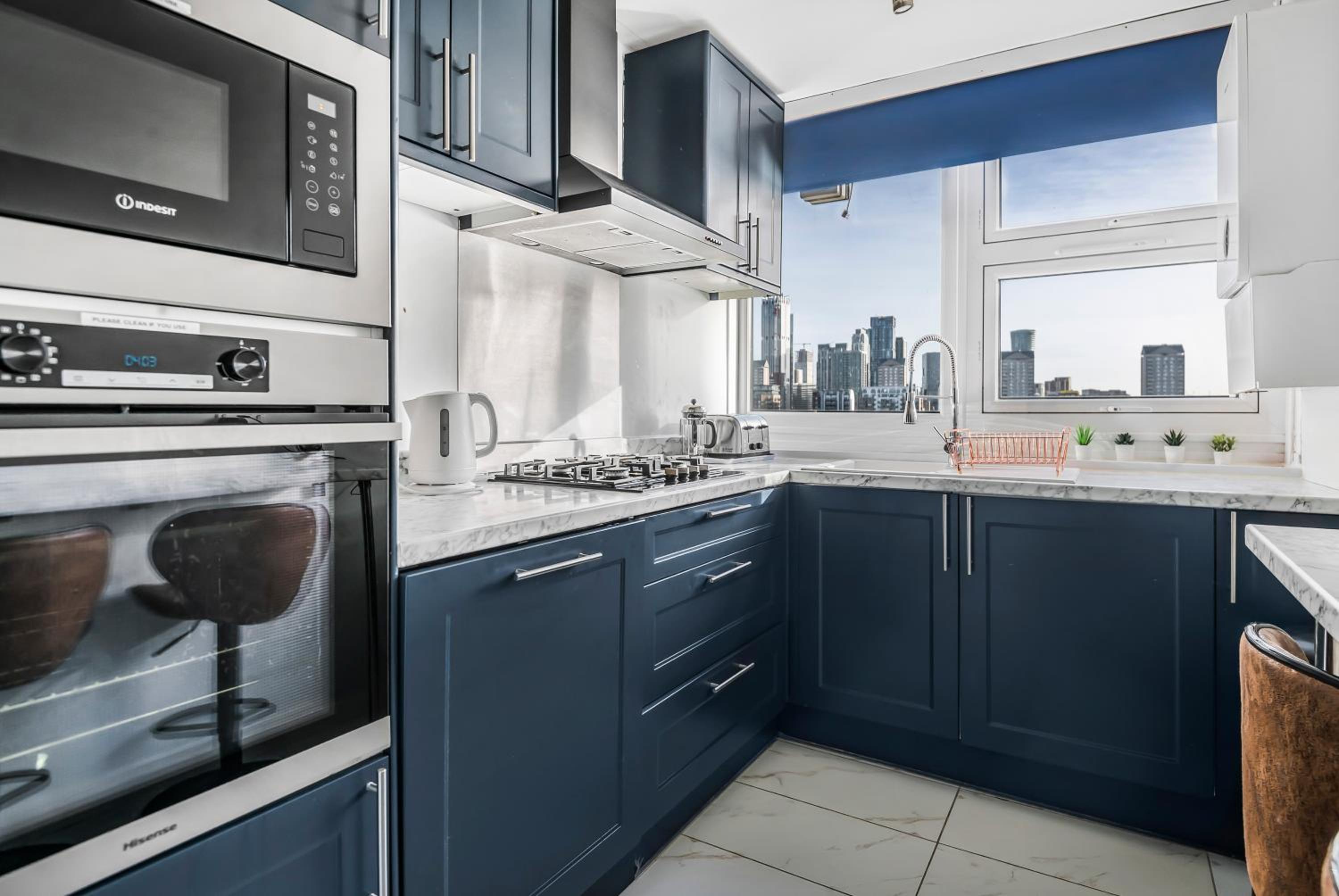 Stunning Massive Bedroom +Direct Thames River View