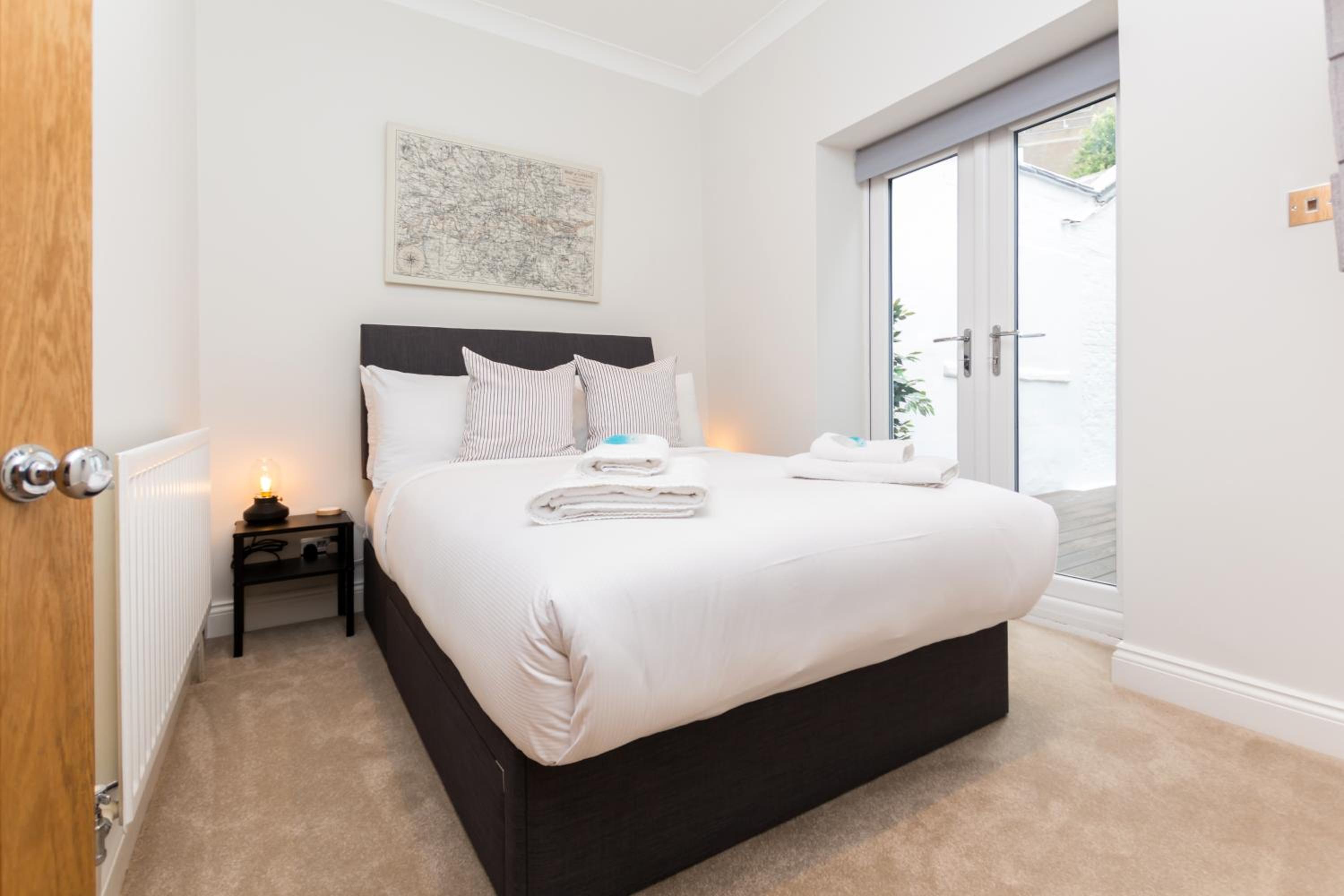 Vibrant 1BR Apt wPrivate Decked Garden, Fast WIFI