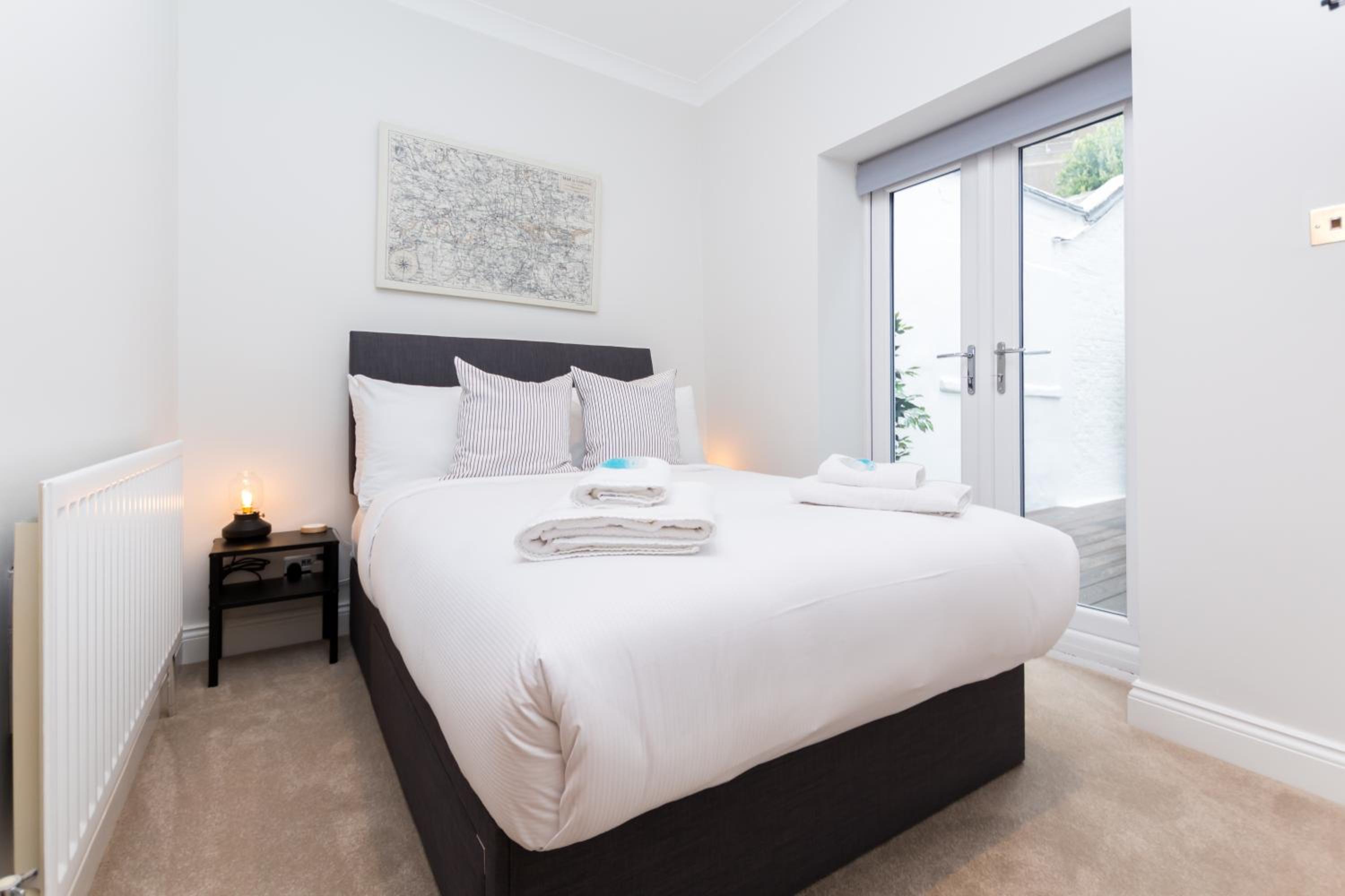 Vibrant 1BR Apt wPrivate Decked Garden, Fast WIFI