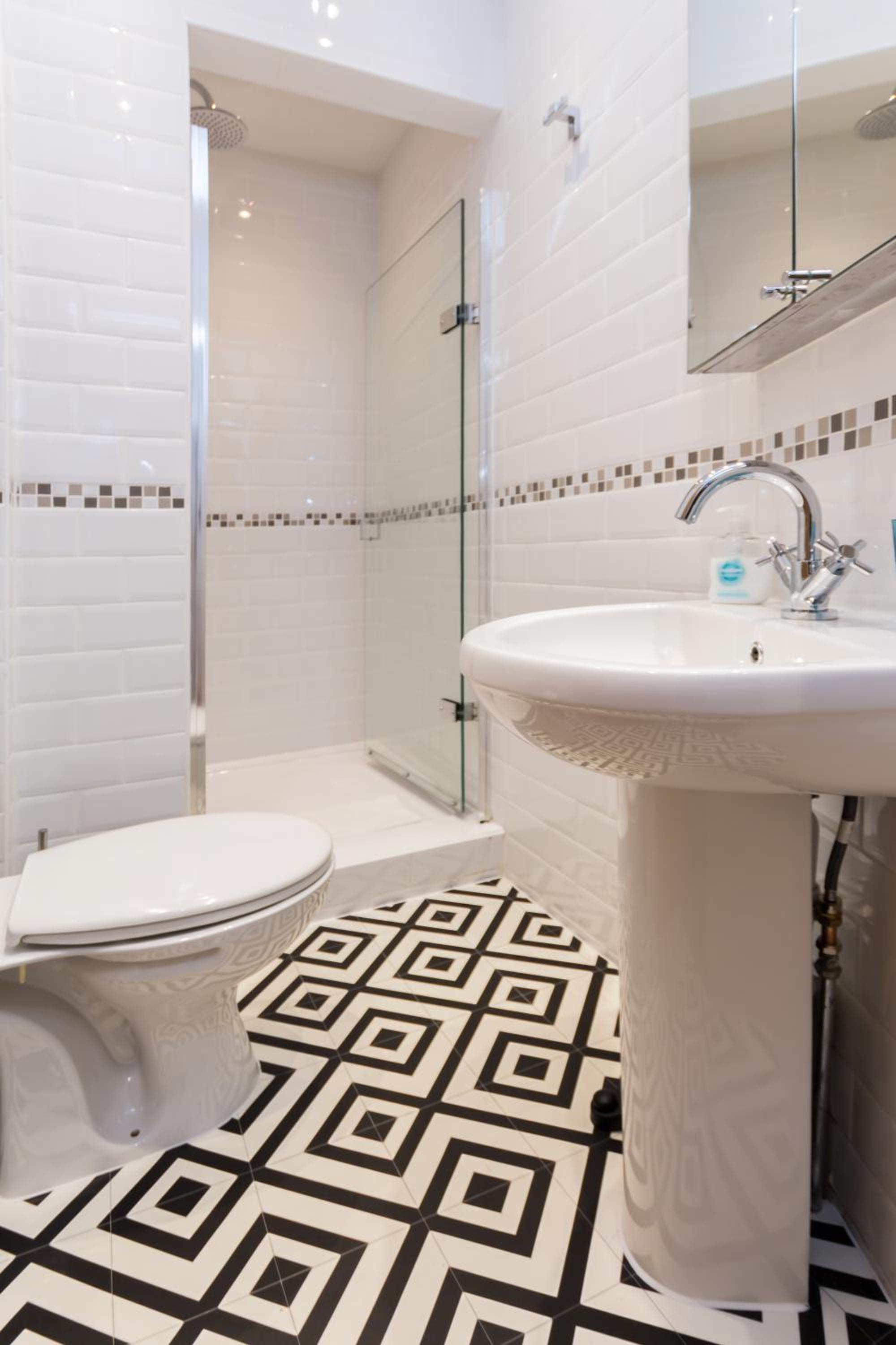 Vibrant 1BR Apt wPrivate Decked Garden, Fast WIFI