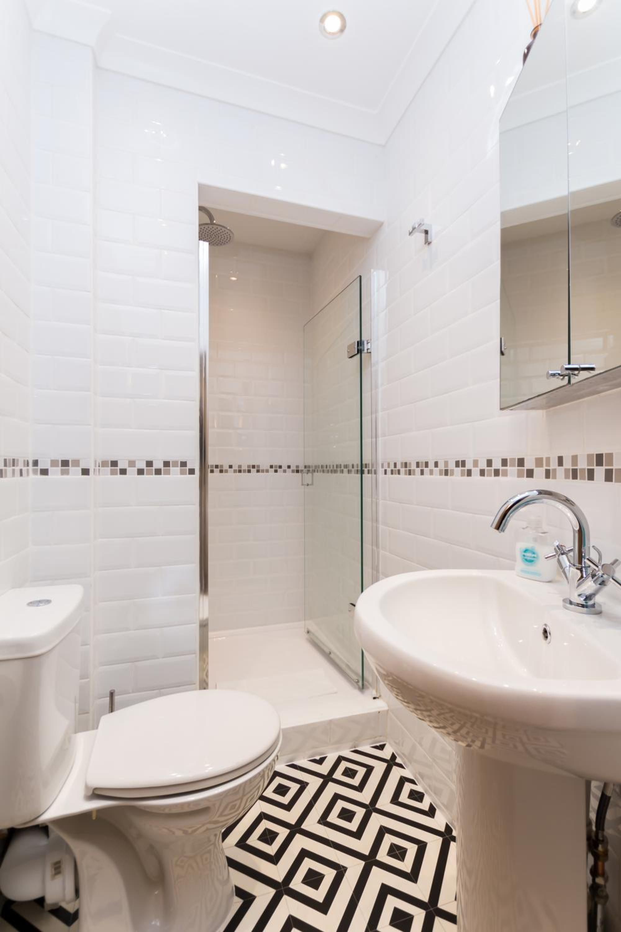 Vibrant 1BR Apt wPrivate Decked Garden, Fast WIFI