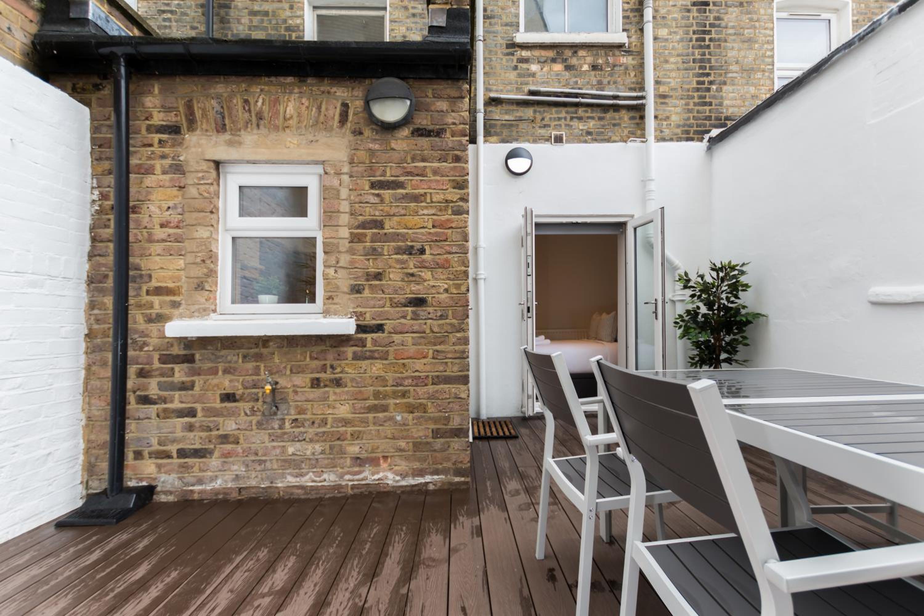 Vibrant 1BR Apt wPrivate Decked Garden, Fast WIFI