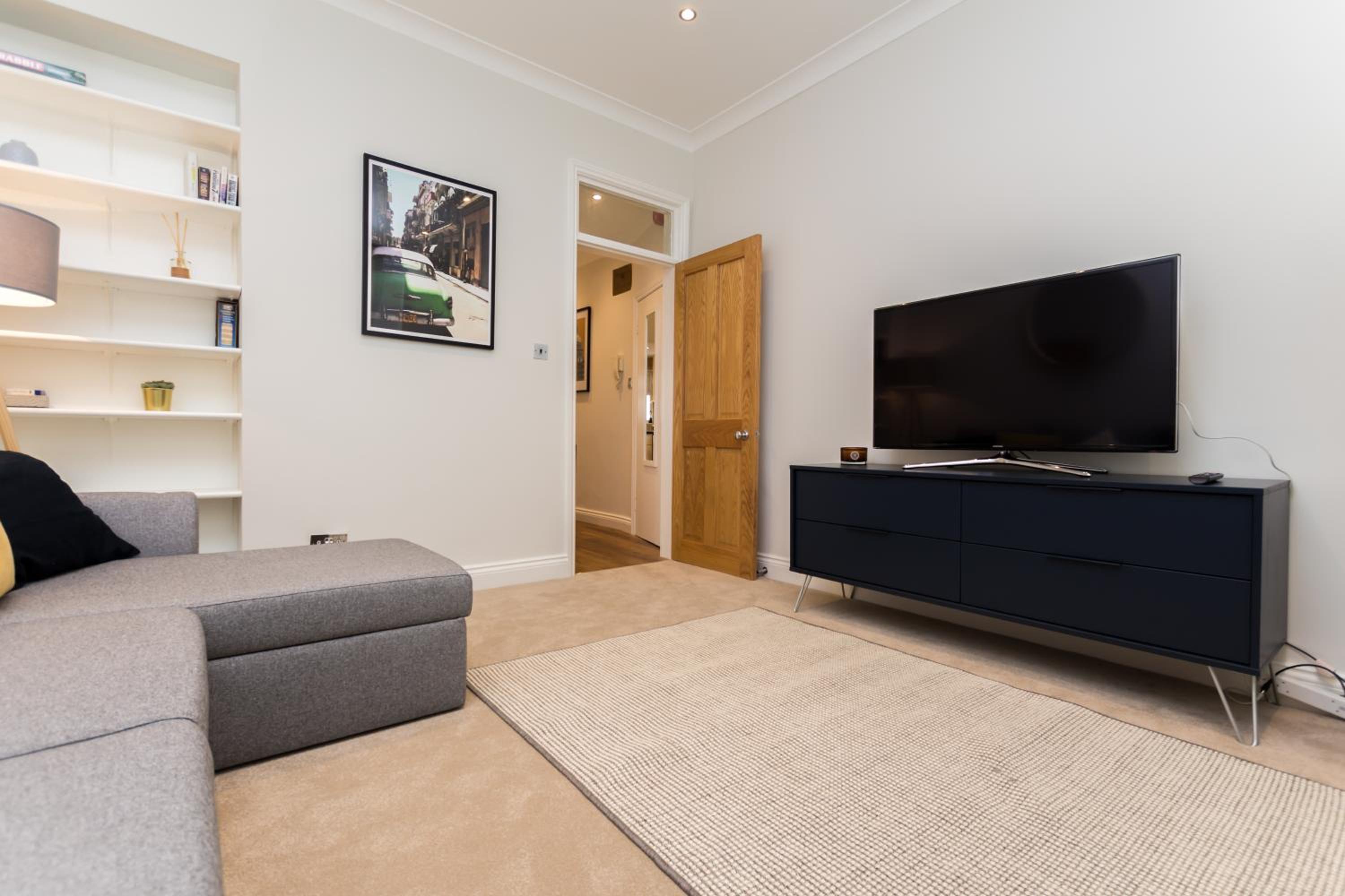 Vibrant 1BR Apt wPrivate Decked Garden, Fast WIFI