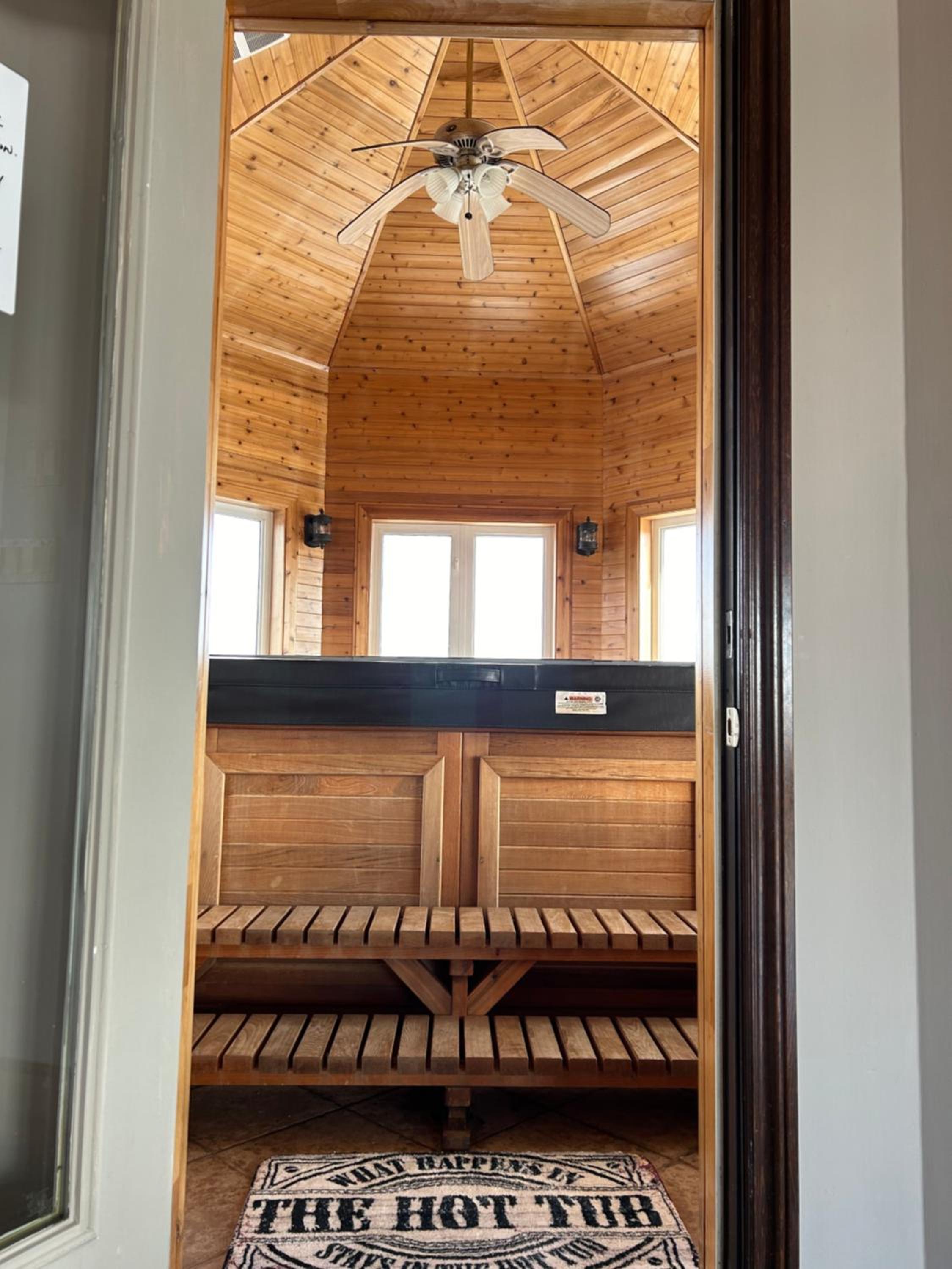 4 Bedrms, Indoor HotTub, Wineries & Niagara Falls
