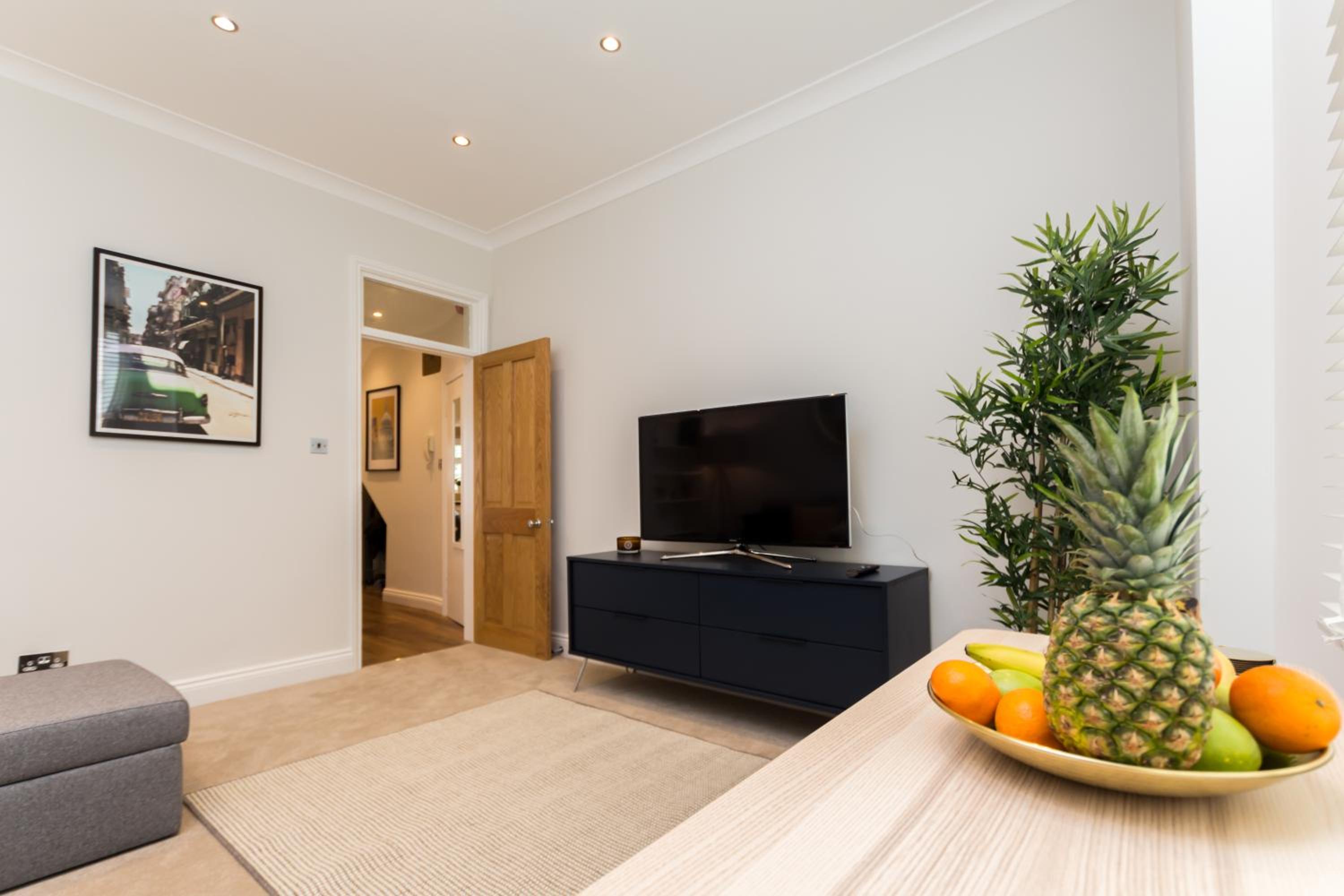 Vibrant 1BR Apt wPrivate Decked Garden, Fast WIFI