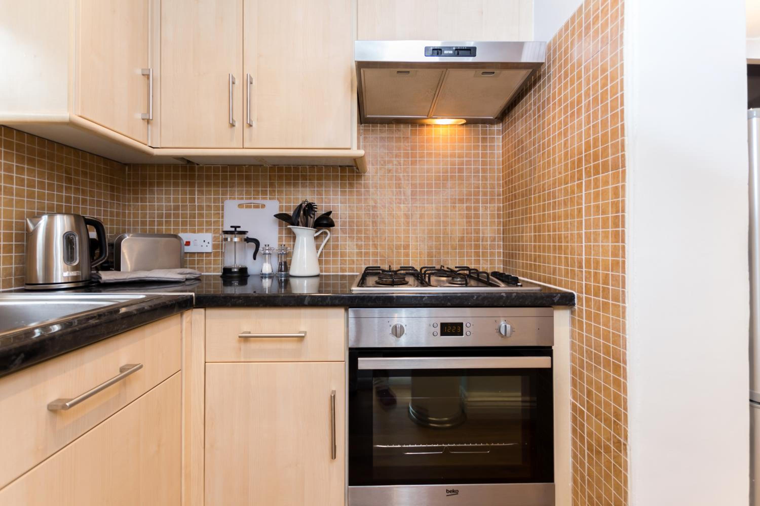 Vibrant 1BR Apt wPrivate Decked Garden, Fast WIFI