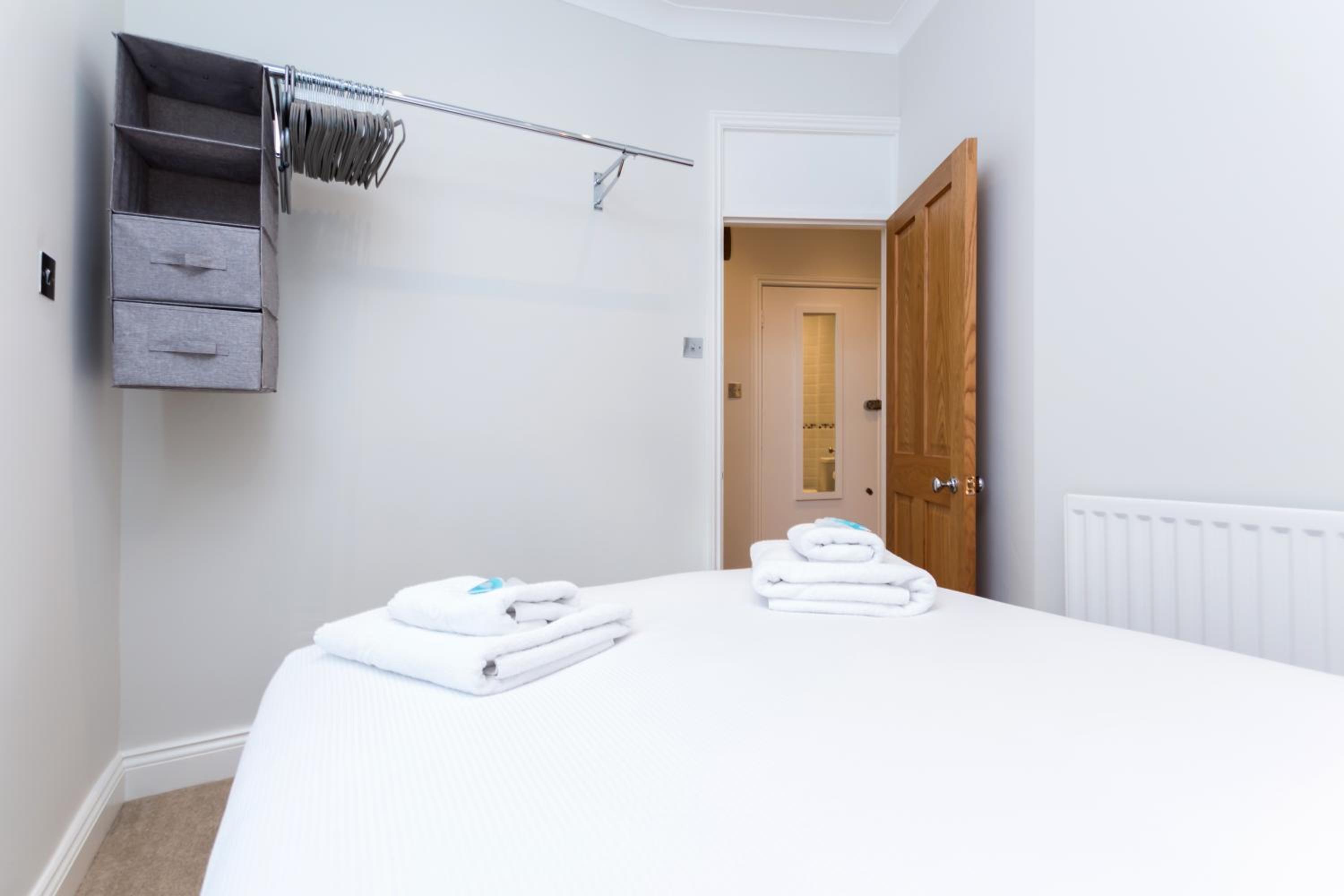 Vibrant 1BR Apt wPrivate Decked Garden, Fast WIFI