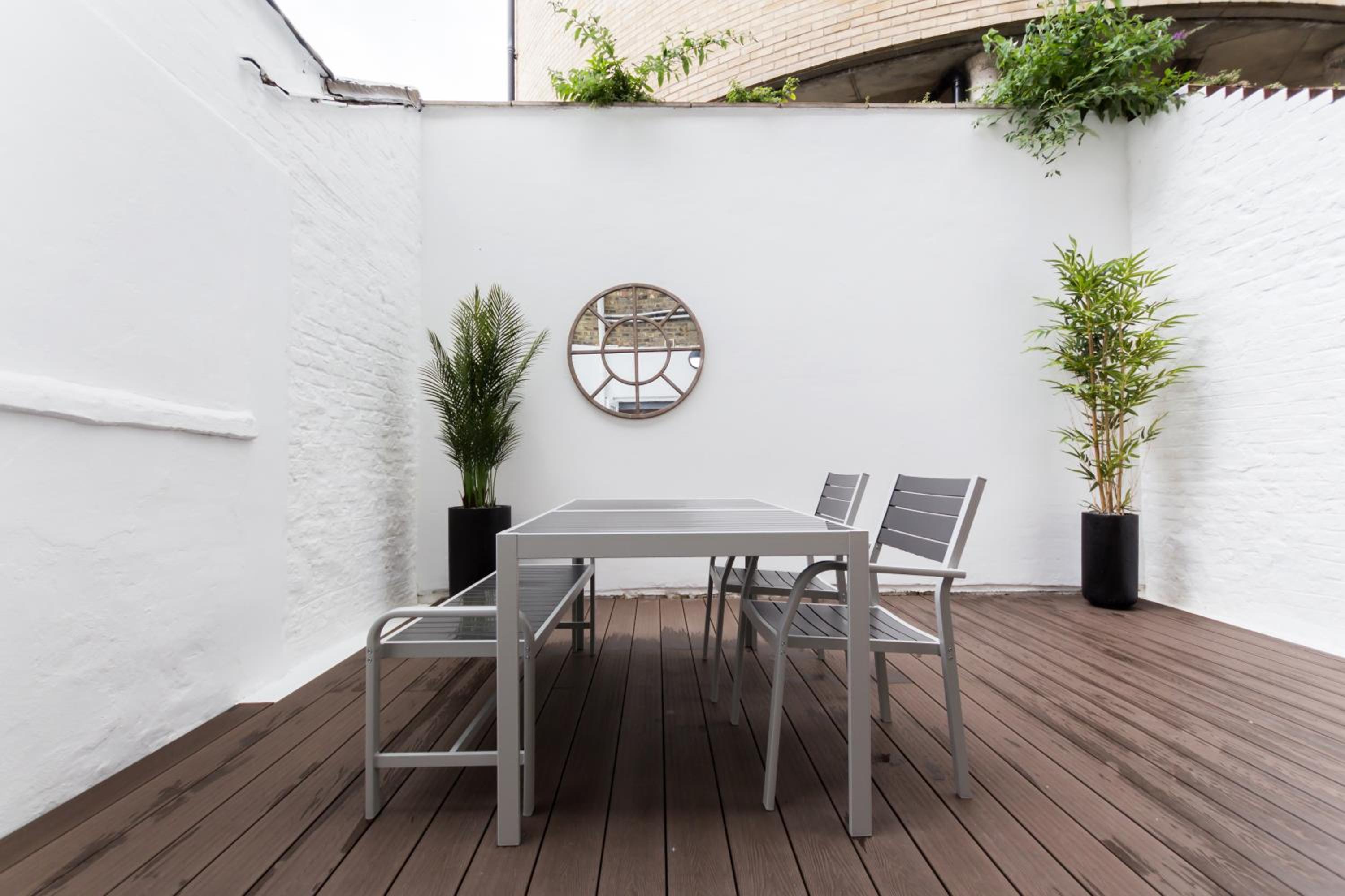 Vibrant 1BR Apt wPrivate Decked Garden, Fast WIFI