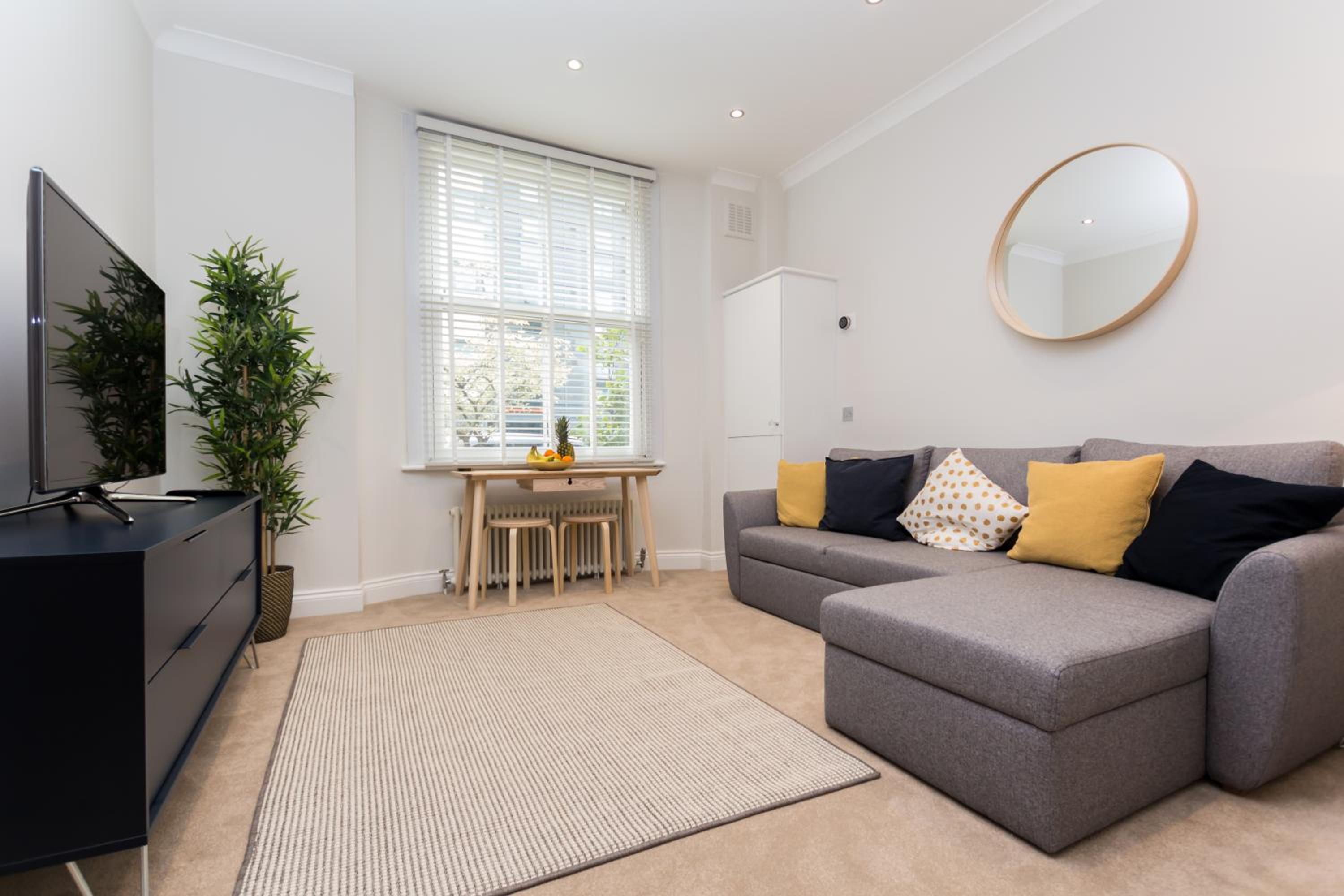 Vibrant 1BR Apt wPrivate Decked Garden, Fast WIFI