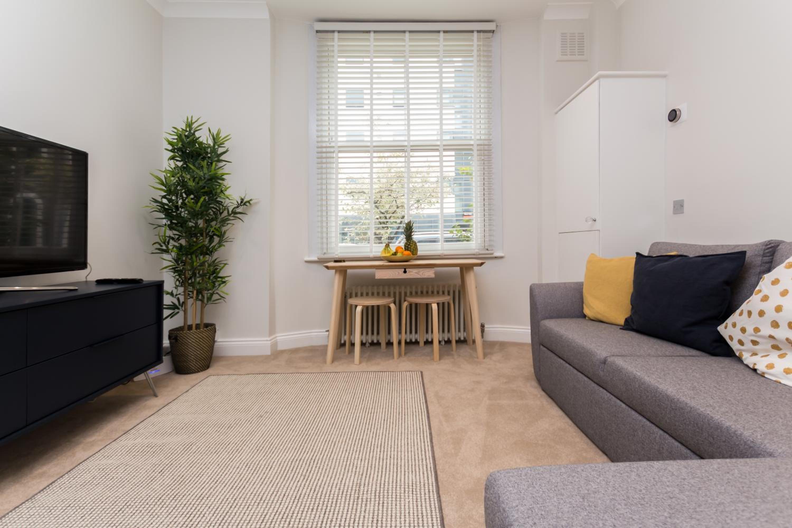 Vibrant 1BR Apt wPrivate Decked Garden, Fast WIFI