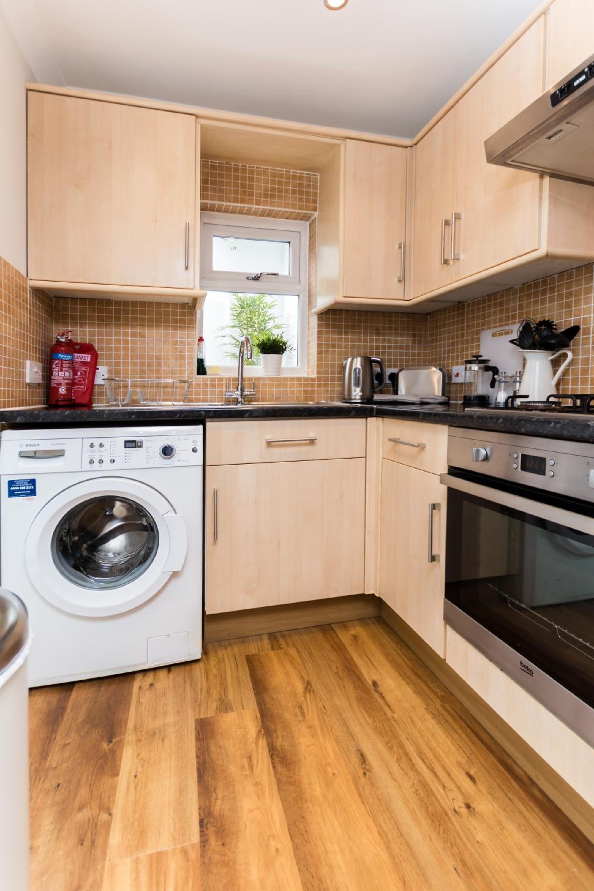 Vibrant 1BR Apt wPrivate Decked Garden, Fast WIFI