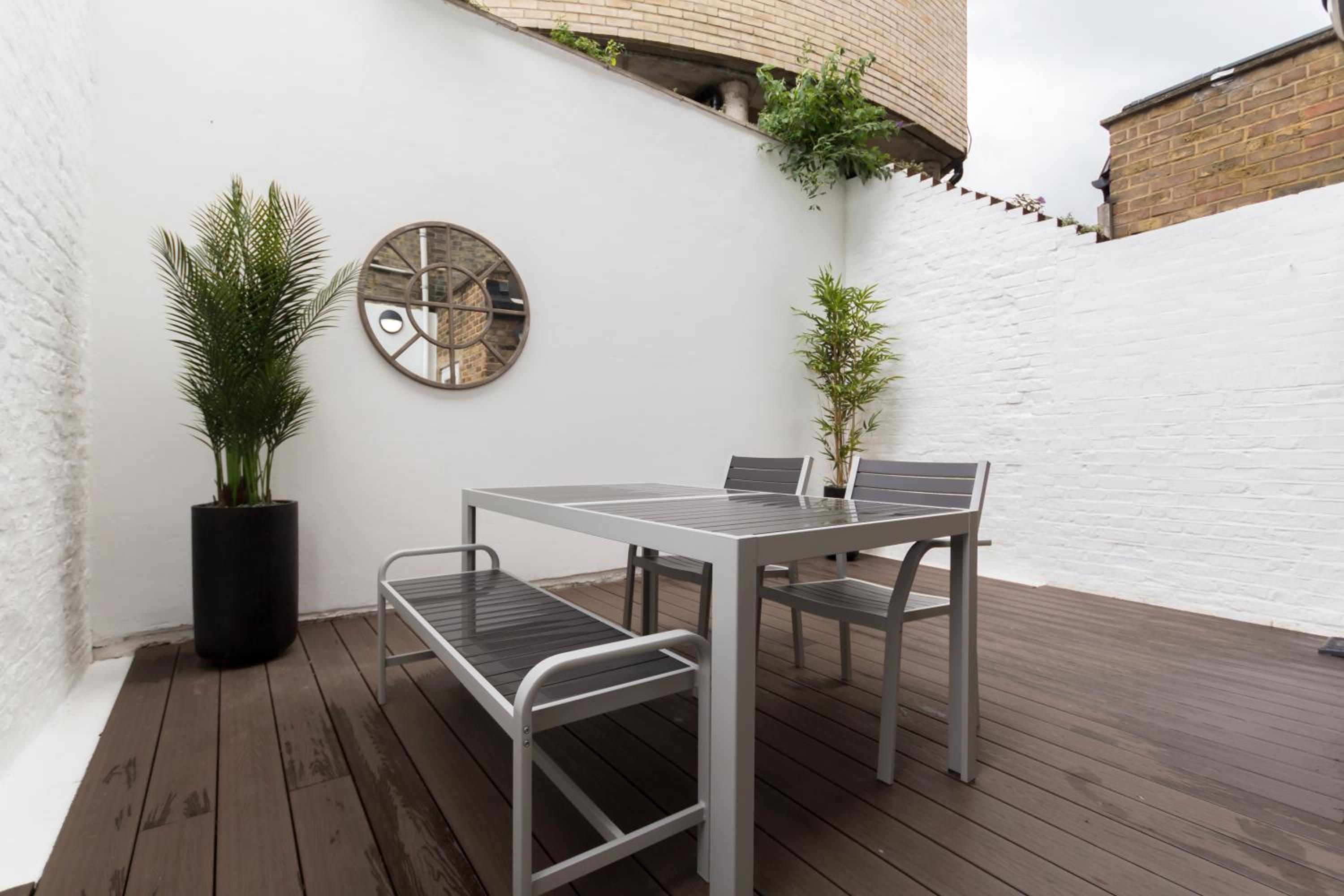 Vibrant 1BR Apt wPrivate Decked Garden, Fast WIFI