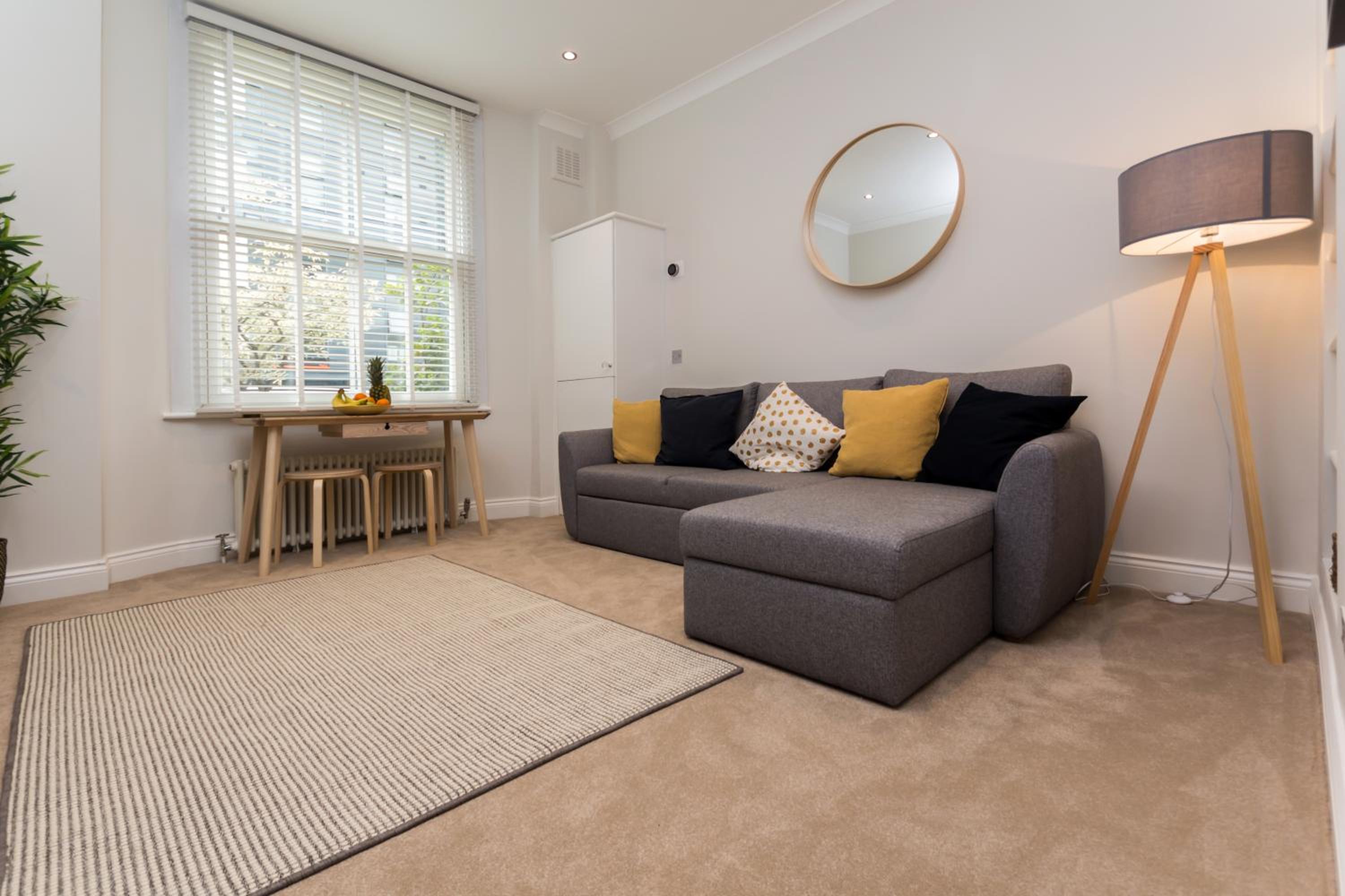Vibrant 1BR Apt wPrivate Decked Garden, Fast WIFI