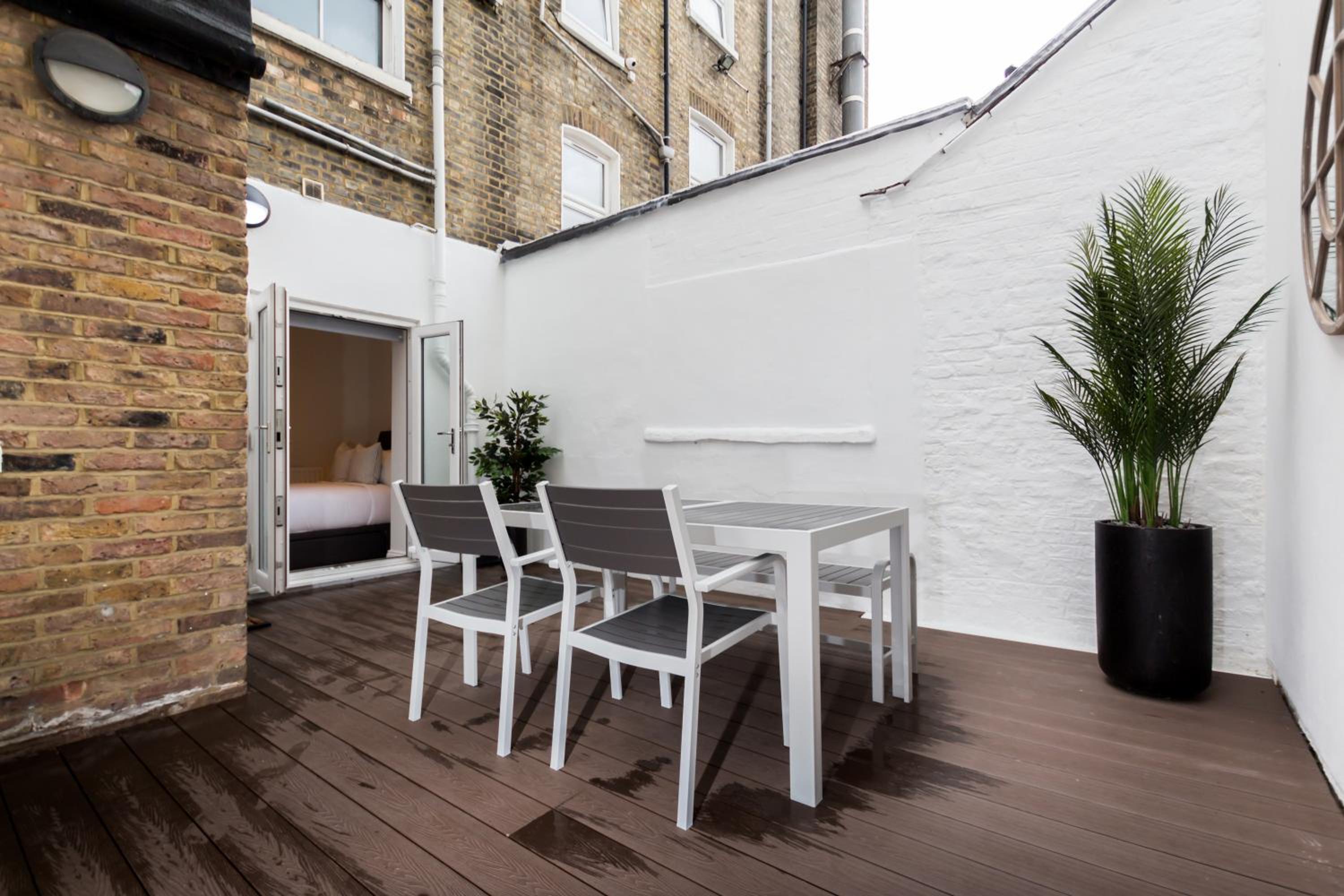 Vibrant 1BR Apt wPrivate Decked Garden, Fast WIFI
