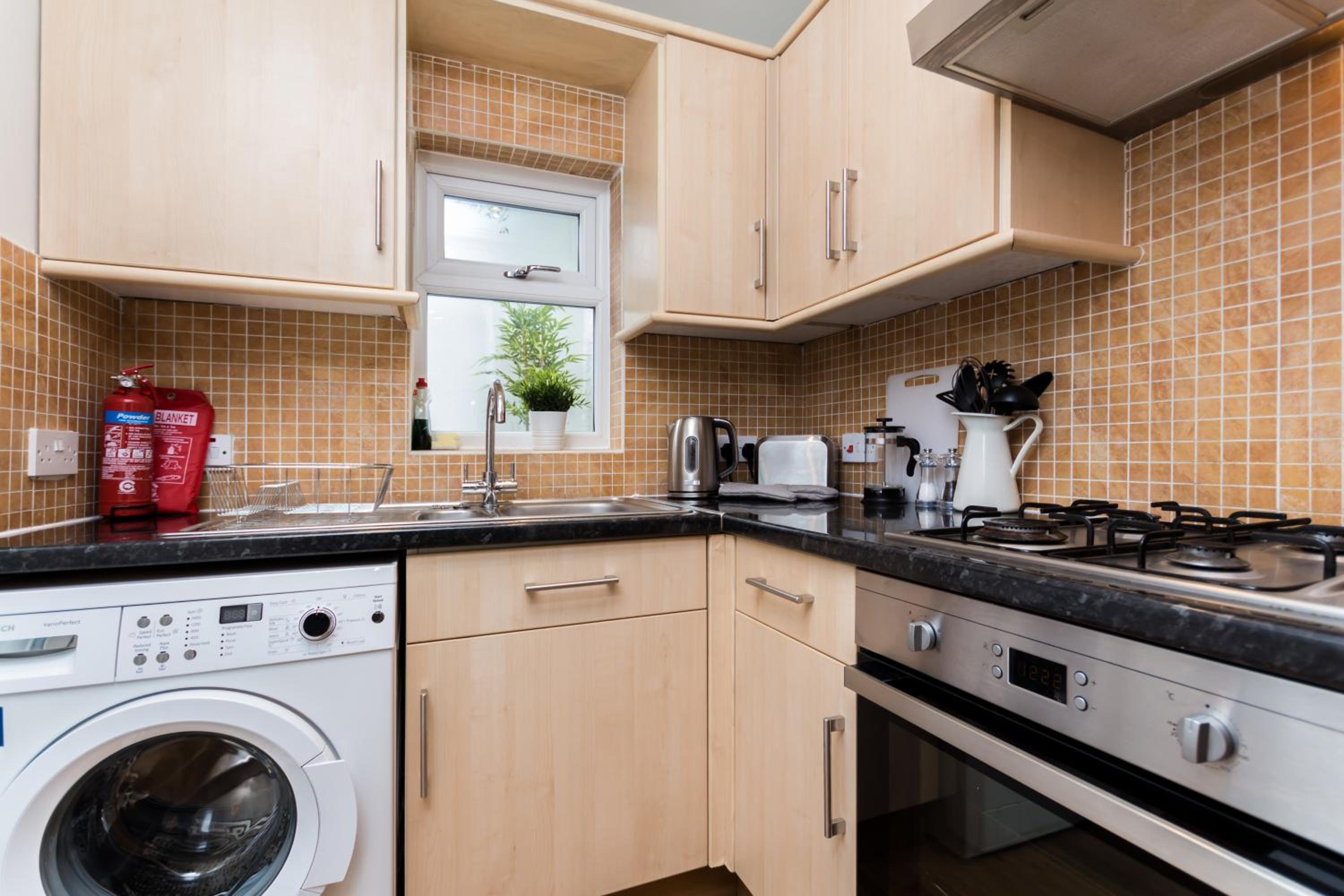 Vibrant 1BR Apt wPrivate Decked Garden, Fast WIFI