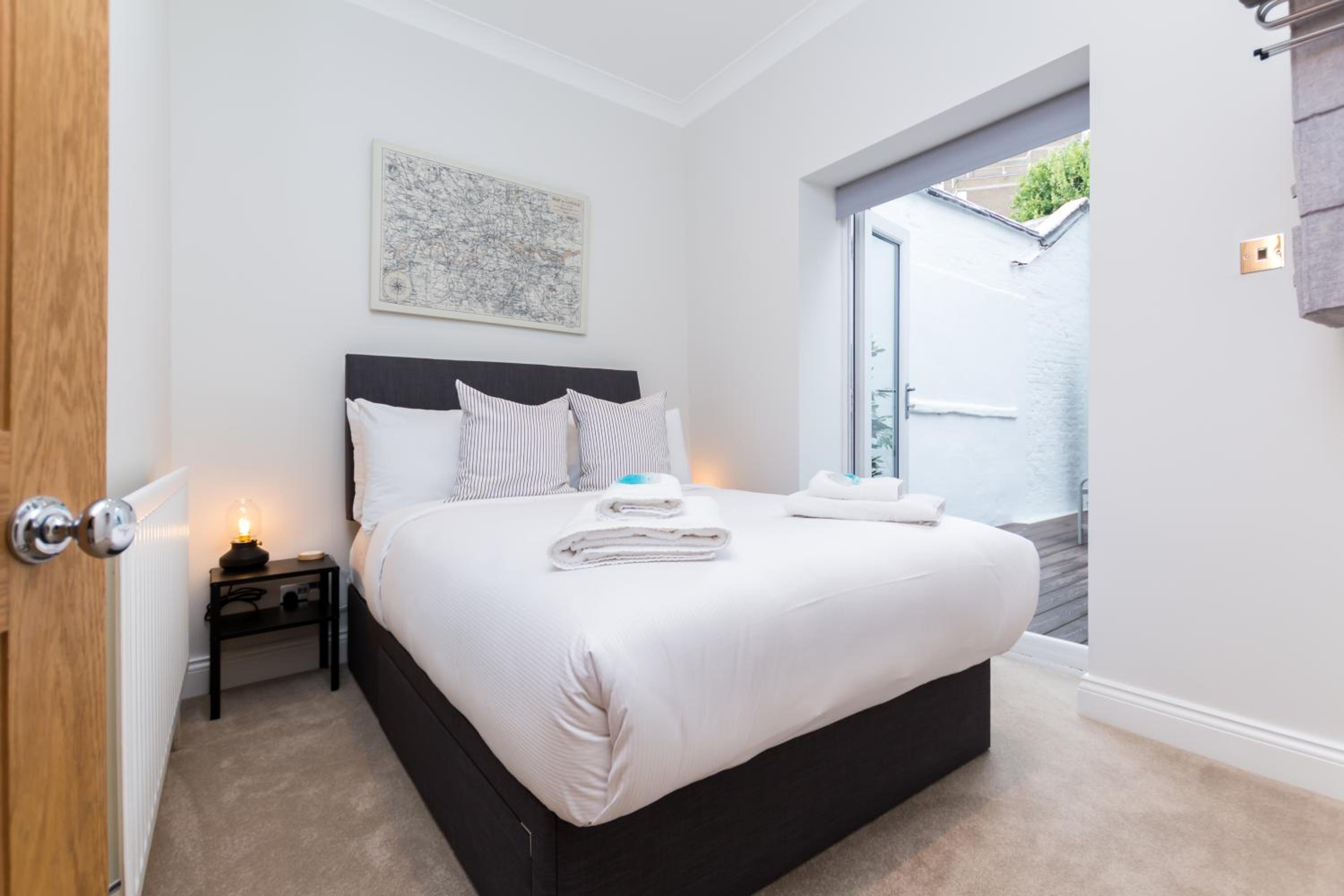 Vibrant 1BR Apt wPrivate Decked Garden, Fast WIFI